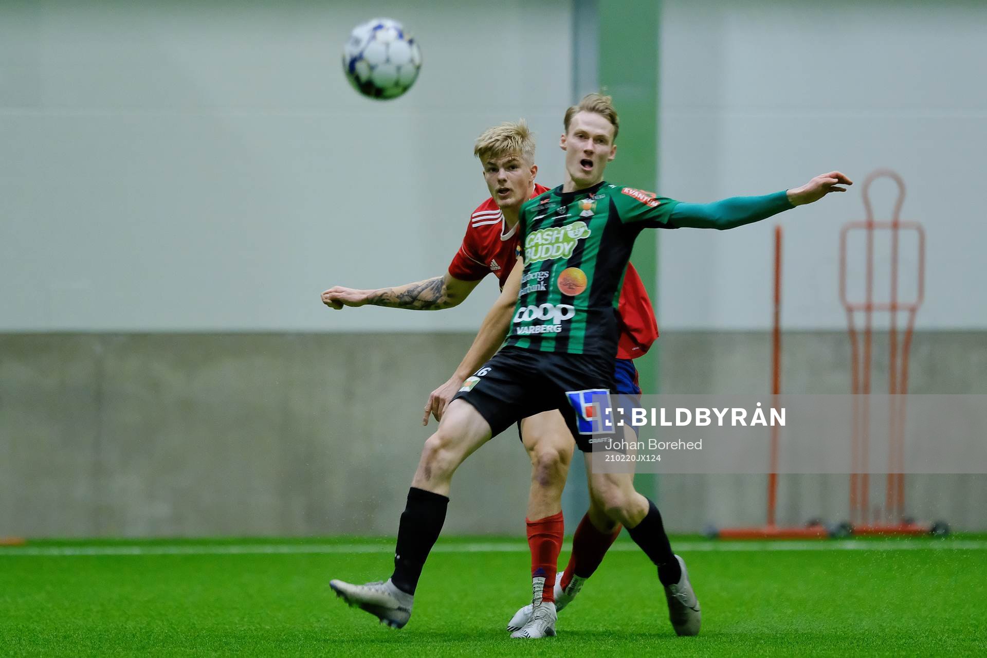 Östers Mattis Adolfsson rensar framför Varbergs Alexander