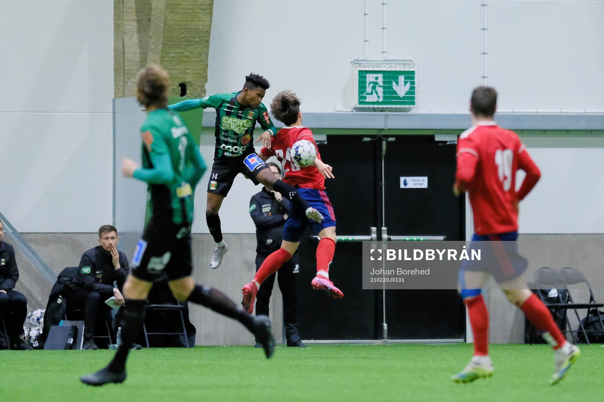Varbergs Adama Fofana och Östers Alen Zahirovic i nickduell under träningsmatchen i fotboll mellan Varberg och Öster den 20 februari 2021 i Borås.