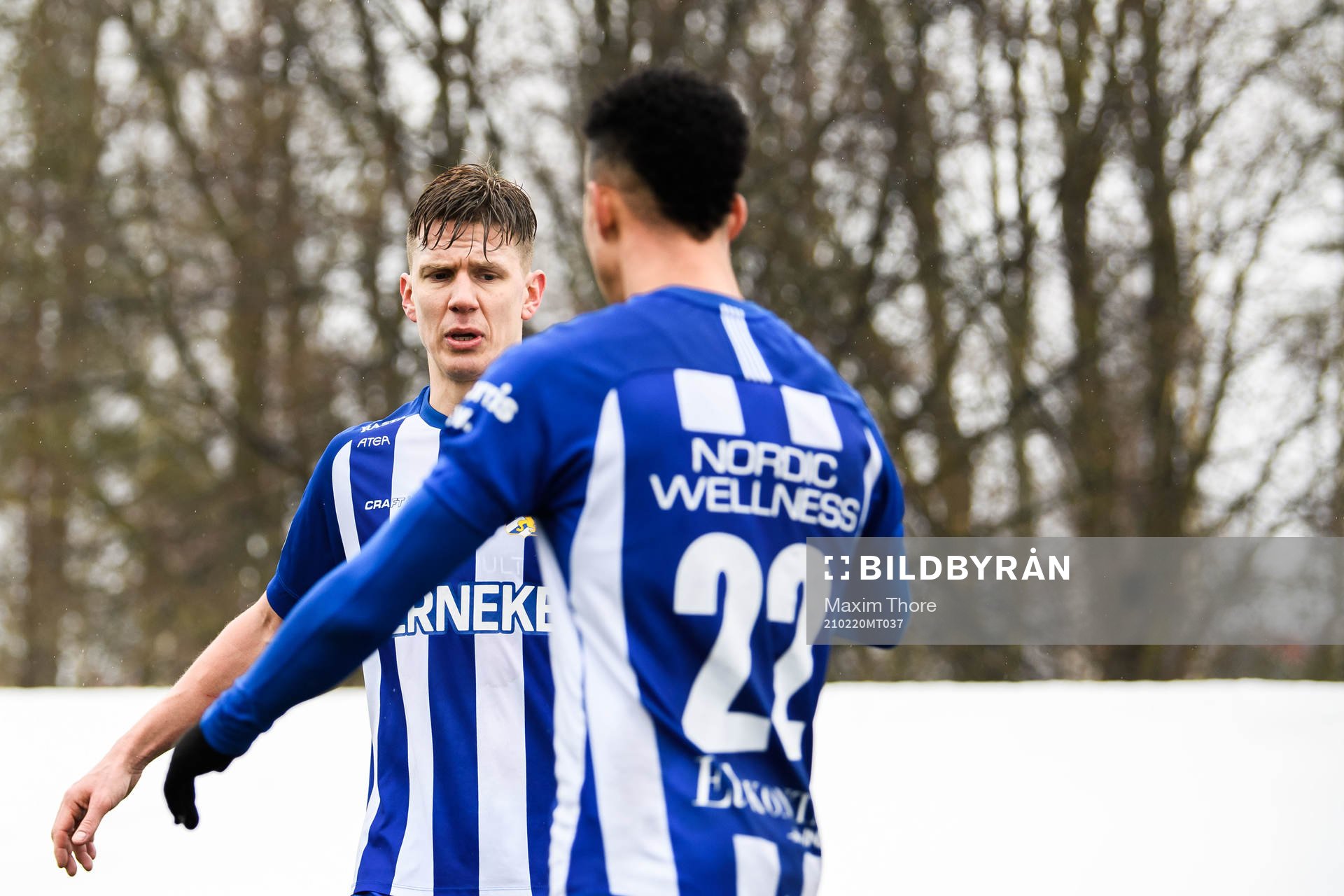 IFK Göteborgs Pontus Wernbloom och Tobias Sana jublar efter fotbollsmatchen i Svenska Cupen mellan Sandviken och IFK Göteborg den 20 februari 2021 i Sandviken.