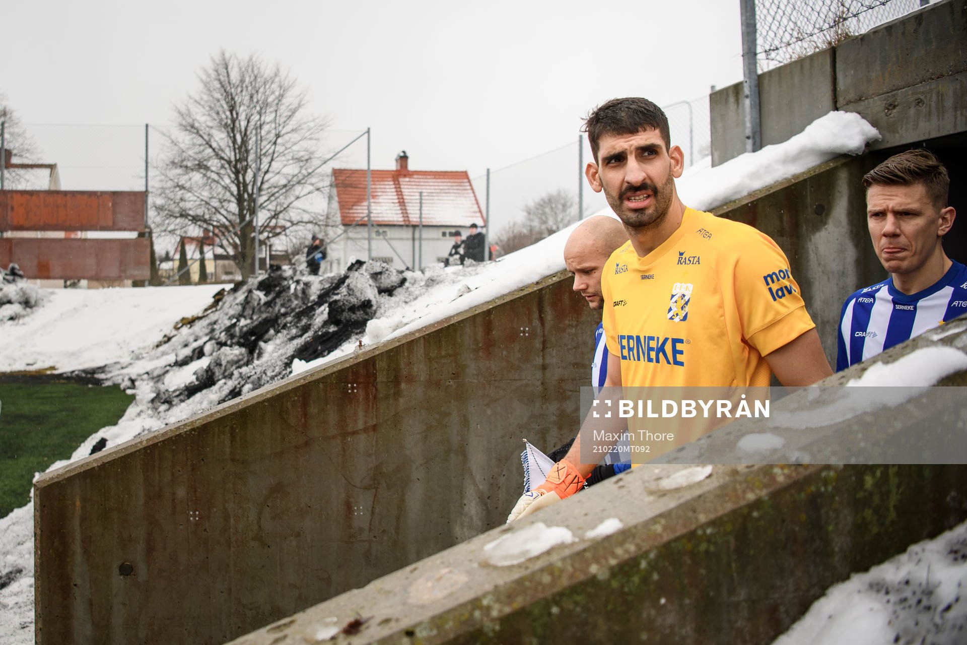 IFK Göteborgs målvakt Giannis Anestis och Pontus Wernbloom gör entré inför fotbollsmatchen i Svenska Cupen mellan Sandviken och IFK Göteborg den 20 februari 2021 i Sandviken.