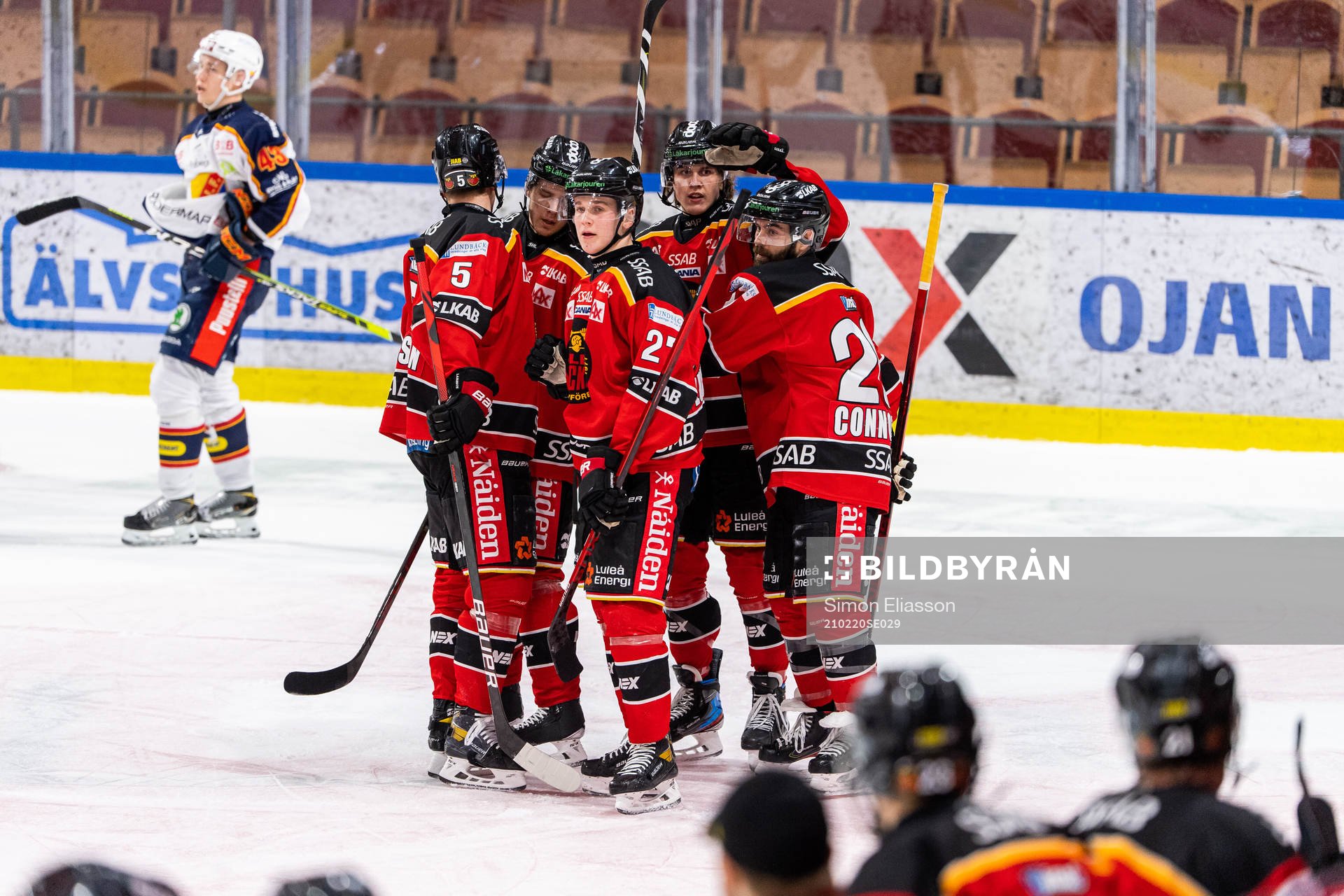 Luleås Jack Connolly jublar med lagkamrater
