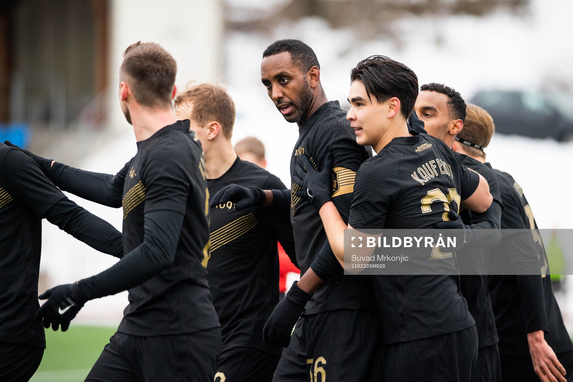 AIK:s Henok Goitom jublar med lagkamrater efter 1-0 under fotbollsmatchen i Svenska Cupen mellan Oskarshamn och AIK den 20 februari 2021 i Oskarshamn. 