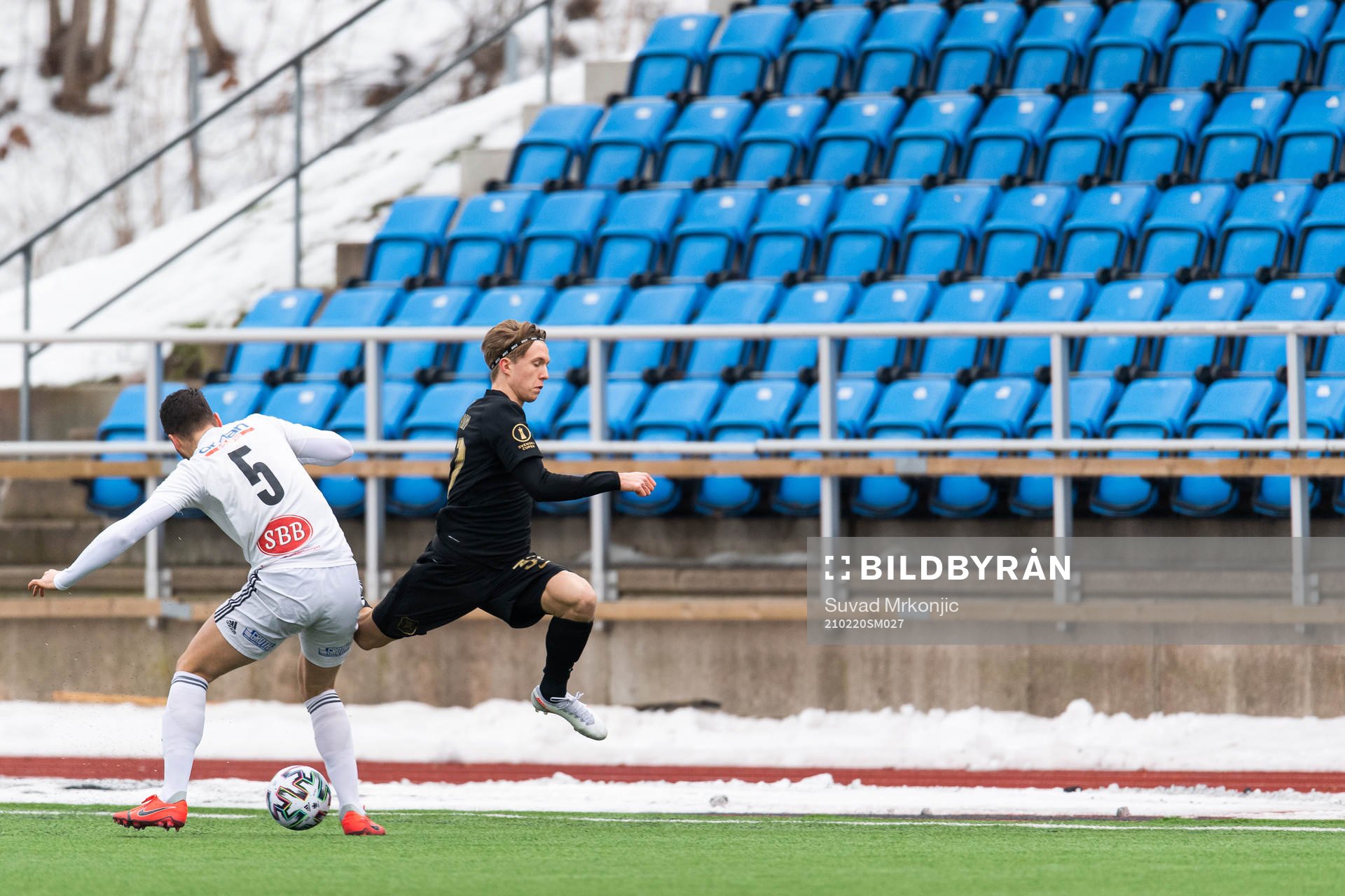 Oskarshamns Luka Dobrijevic och AIK:s Tom Strannegård under fotbollsmatchen i Svenska Cupen mellan Oskarshamn och AIK den 20 februari 2021 i Oskarshamn.