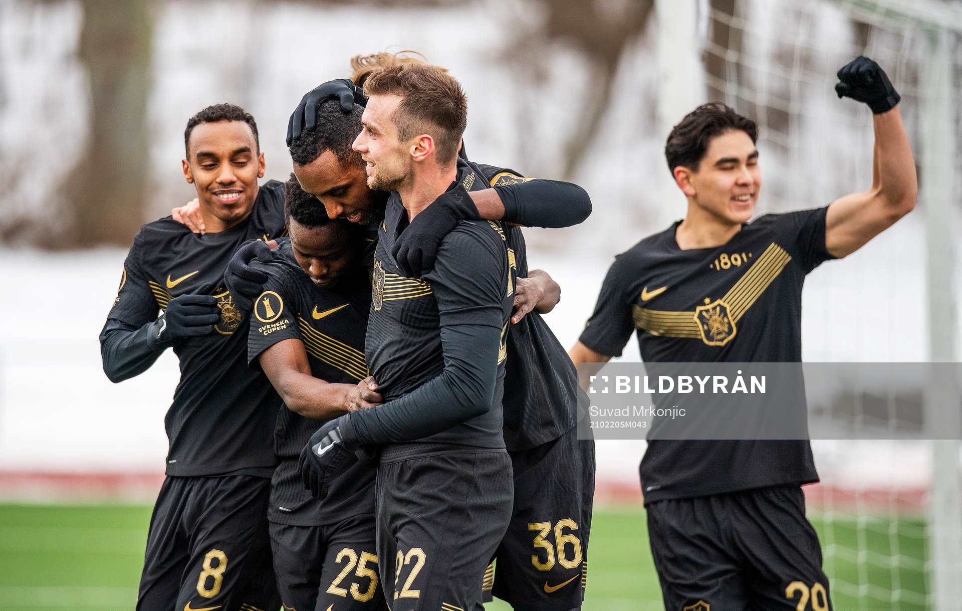 AIK:s Henok Goitom jublar med lagkamrater efter 0-1 under fotbollsmatchen i Svenska Cupen mellan Oskarshamn och AIK den 20 februari 2021 i Oskarshamn.