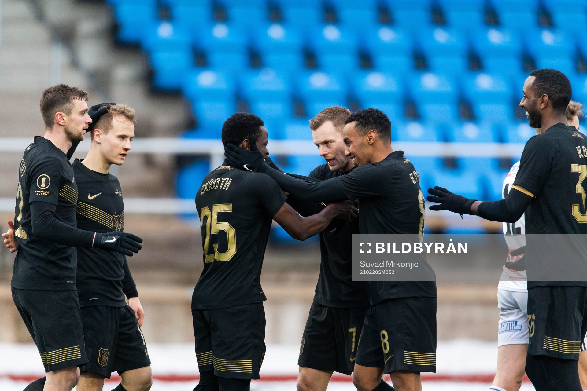 AIK:s Erick Otieno jublar med Sebastian Larsson efter 0-2 under fotbollsmatchen i Svenska Cupen mellan Oskarshamn och AIK den 20 februari 2021 i Oskarshamn. 