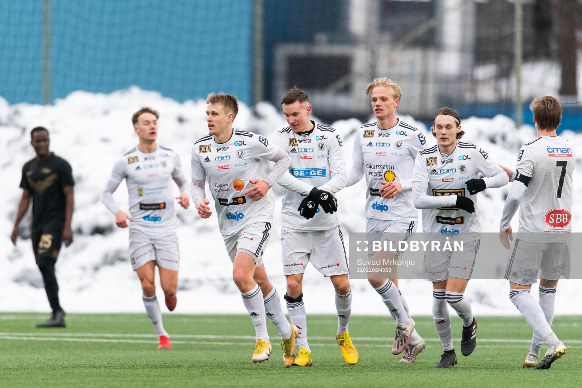 Oskarshamns Oskar Stejdahl jublar med lagkamrater efter 1-2 under fotbollsmatchen i Svenska Cupen mellan Oskarshamn och AIK den 20 februari 2021 i Oskarshamn.