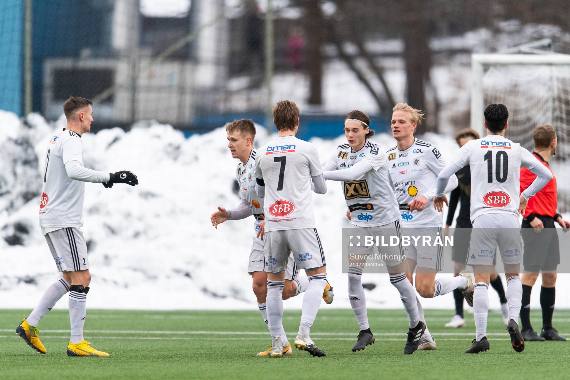 Oskarshamns Oskar Stejdahl jublar med lagkamrater efter 1-2 under fotbollsmatchen i Svenska Cupen mellan Oskarshamn och AIK den 20 februari 2021 i Oskarshamn.