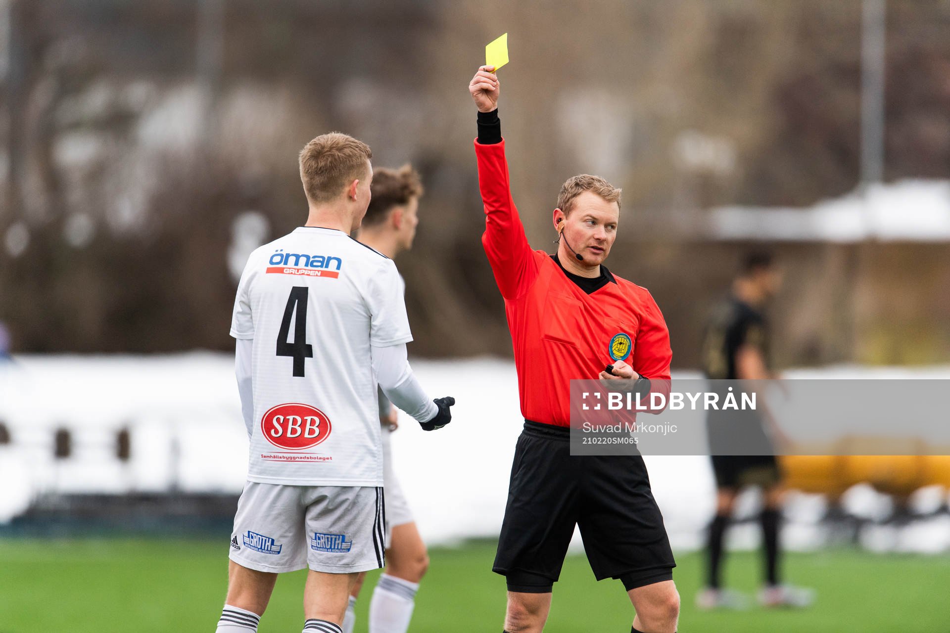 Oskarshamns Malte Persson varnas av domare Fredrik Klitte