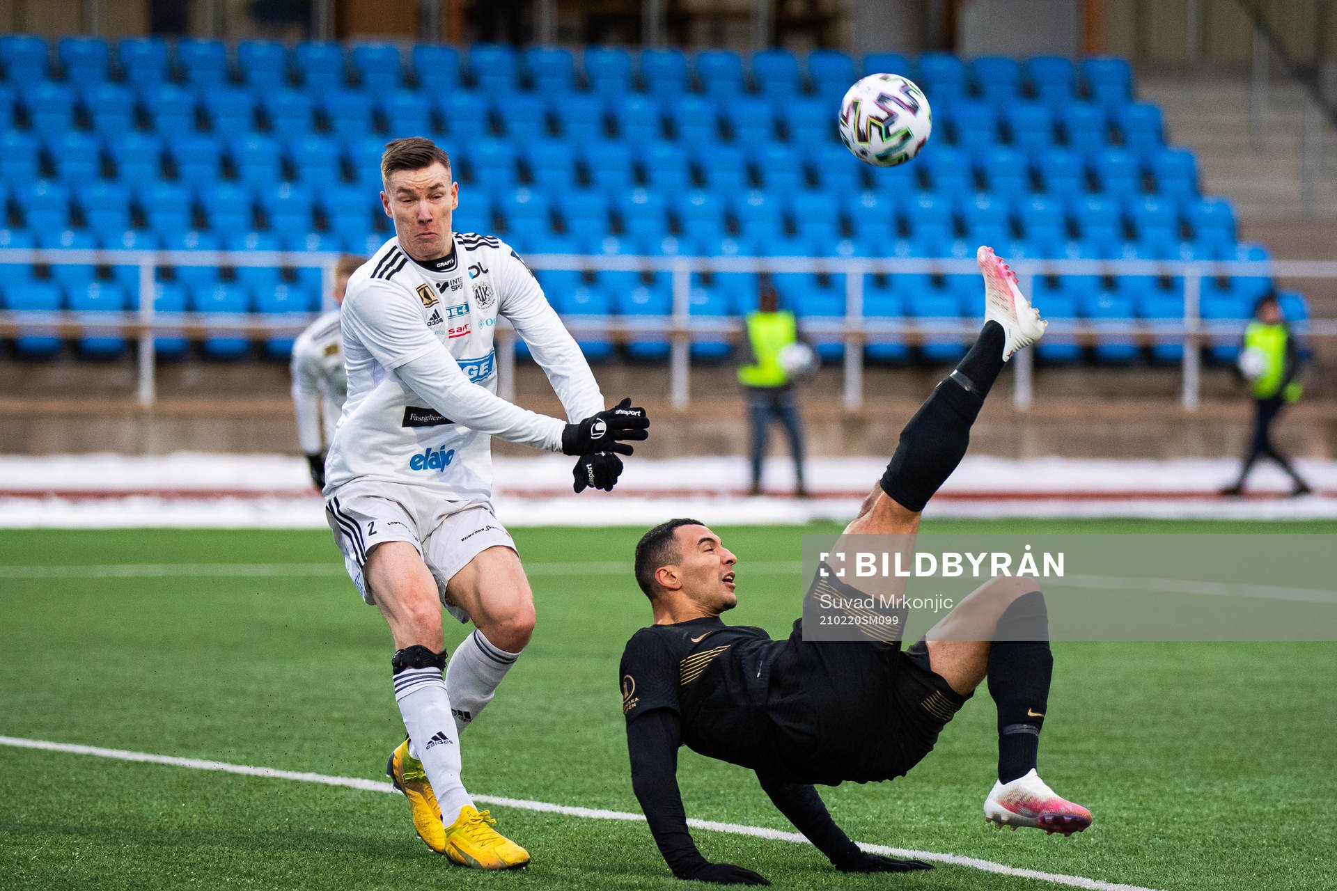 Oskarshamns Pontus Fredriksson och AIK:s Nabil Bahoui under fotbollsmatchen i Svenska Cupen mellan Oskarshamn och AIK den 20 februari 2021 i Oskarshamn.