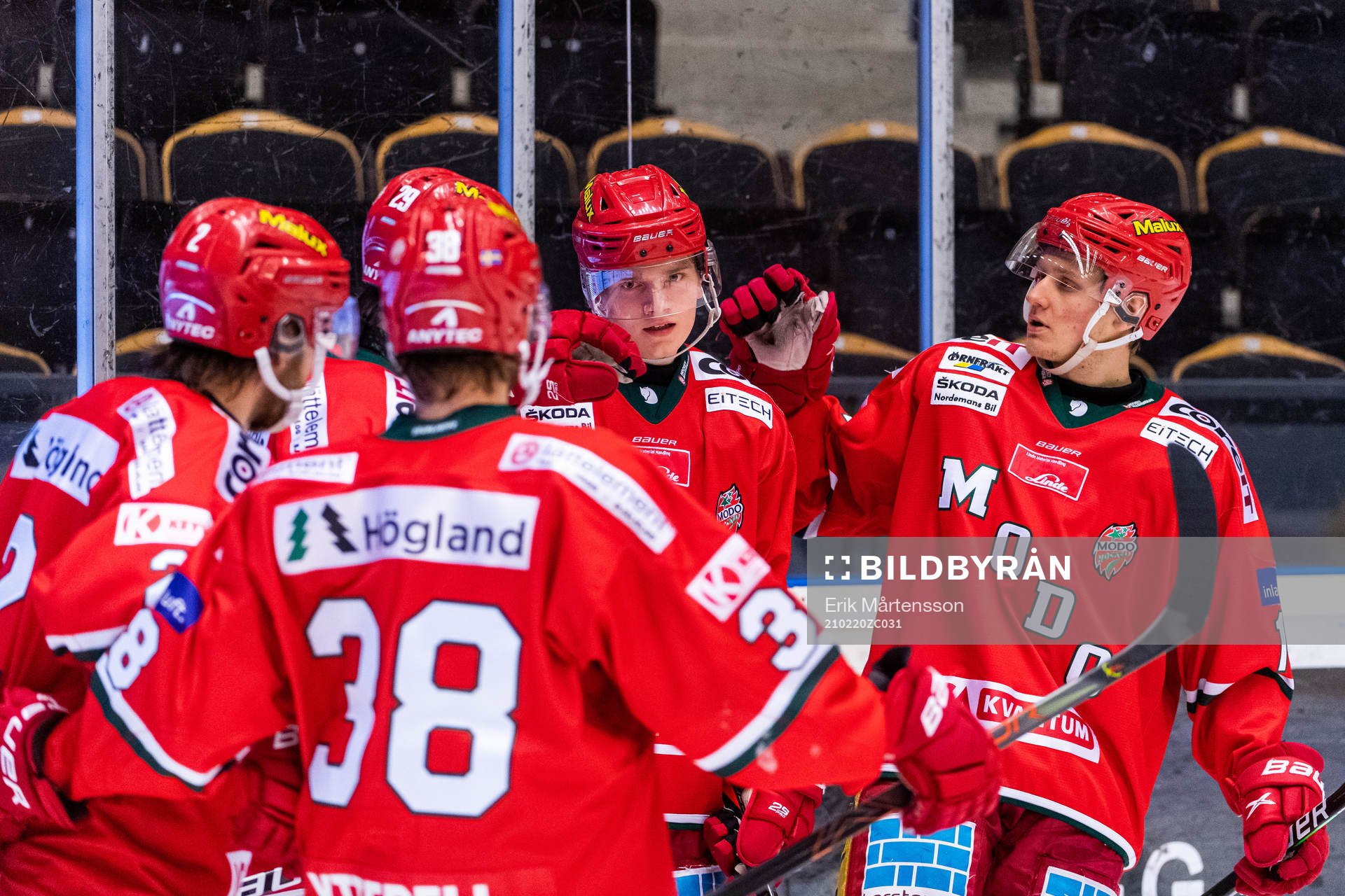 Modos Jesper Lindgren jublar med Filip Sveningsson