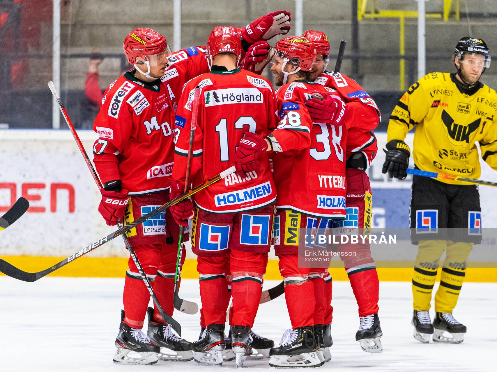 Modos Patrik Karlkvist jublar med lagkamrater
