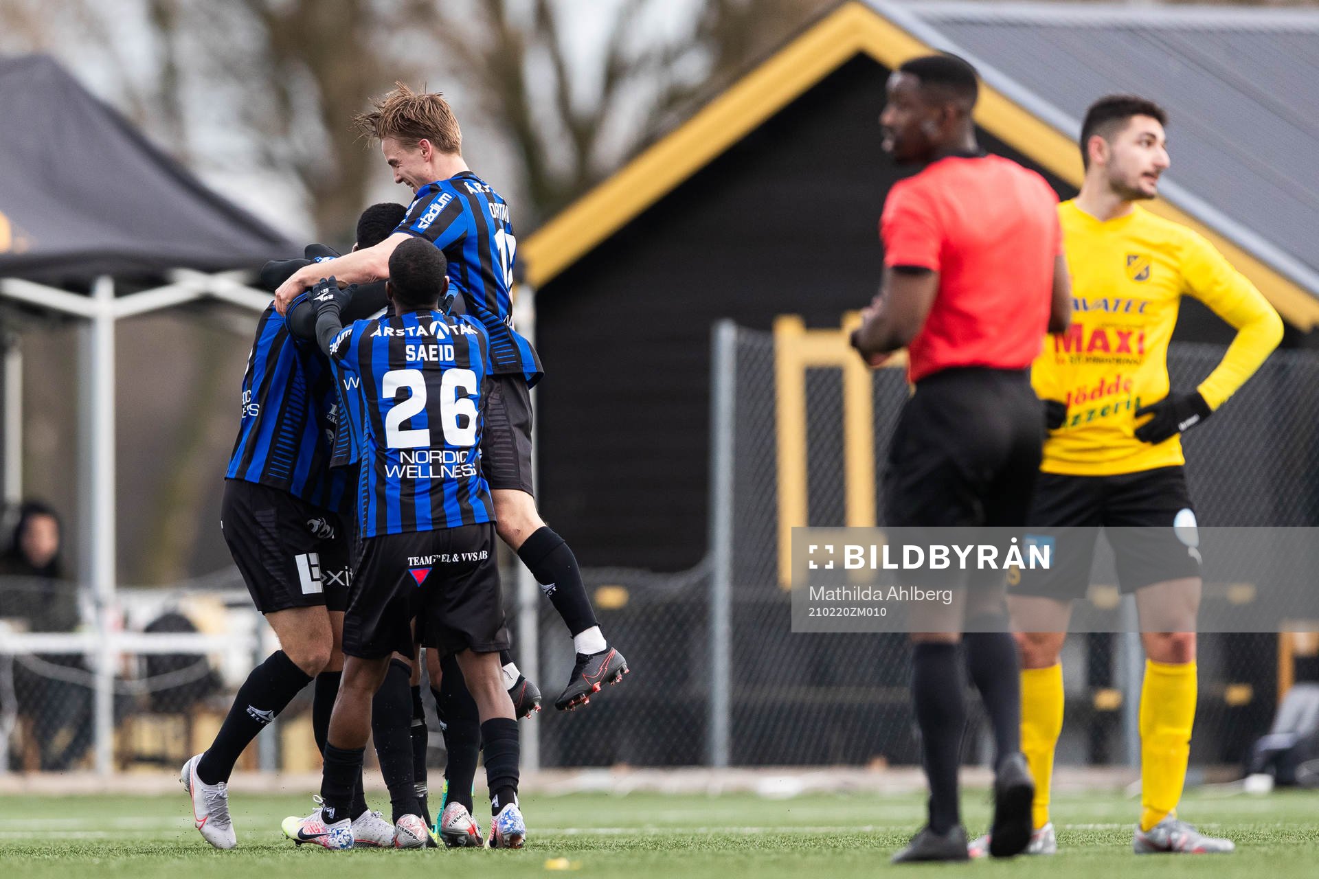 Sirius Marcus Klingenberg Mathisen jublar med lagkamrater efter att han gjort 0-1 under fotbollsmatchen i Svenska Cupen mellan Lödde och Sirius den 20 februari 2021 i Löddeköpinge. 