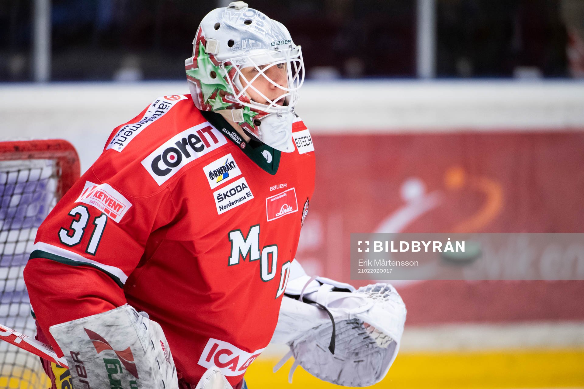 Modos målvakt Linus Lundin värmer upp