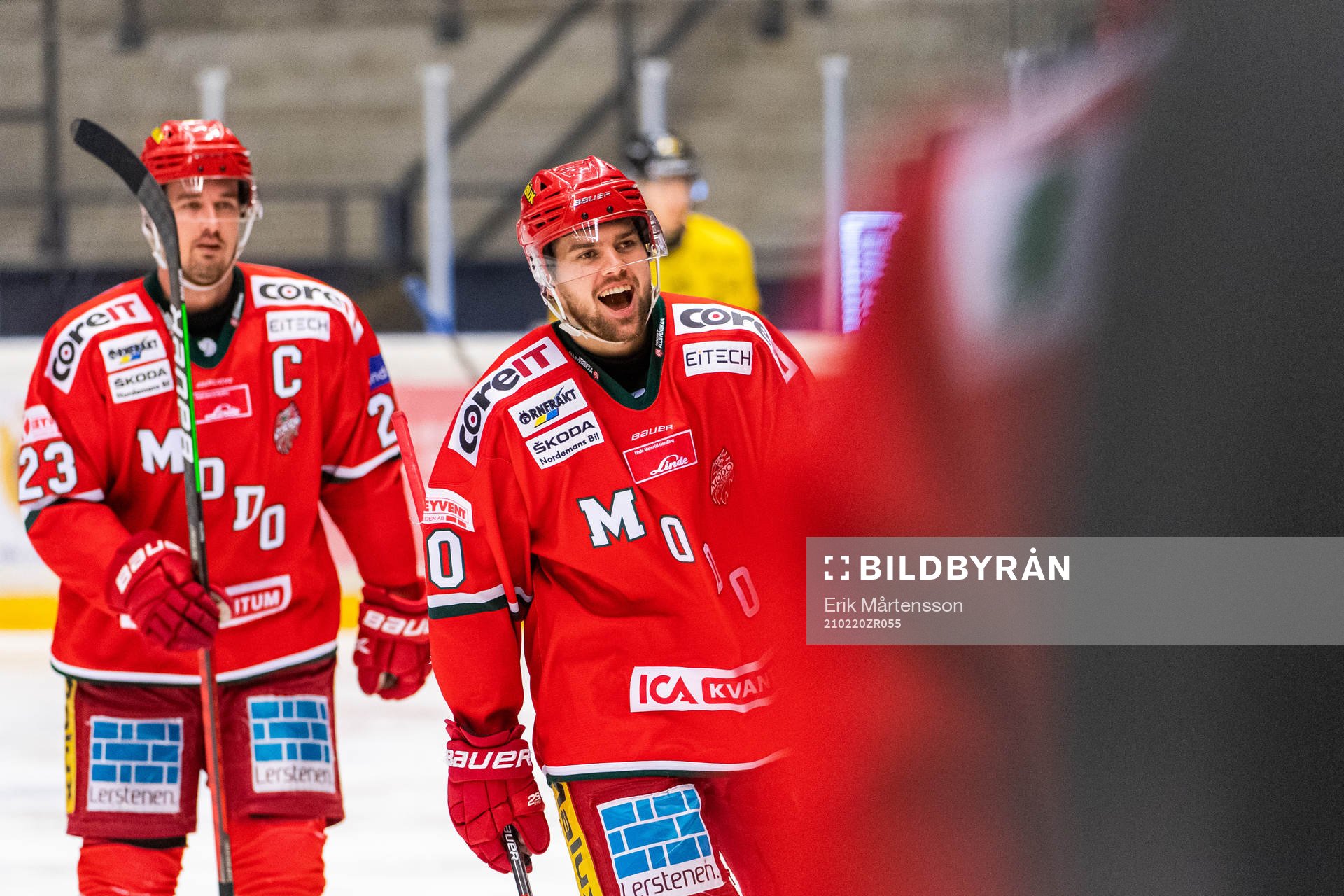 Modos Daniel Sylwander jublar med målskytten till 4-1