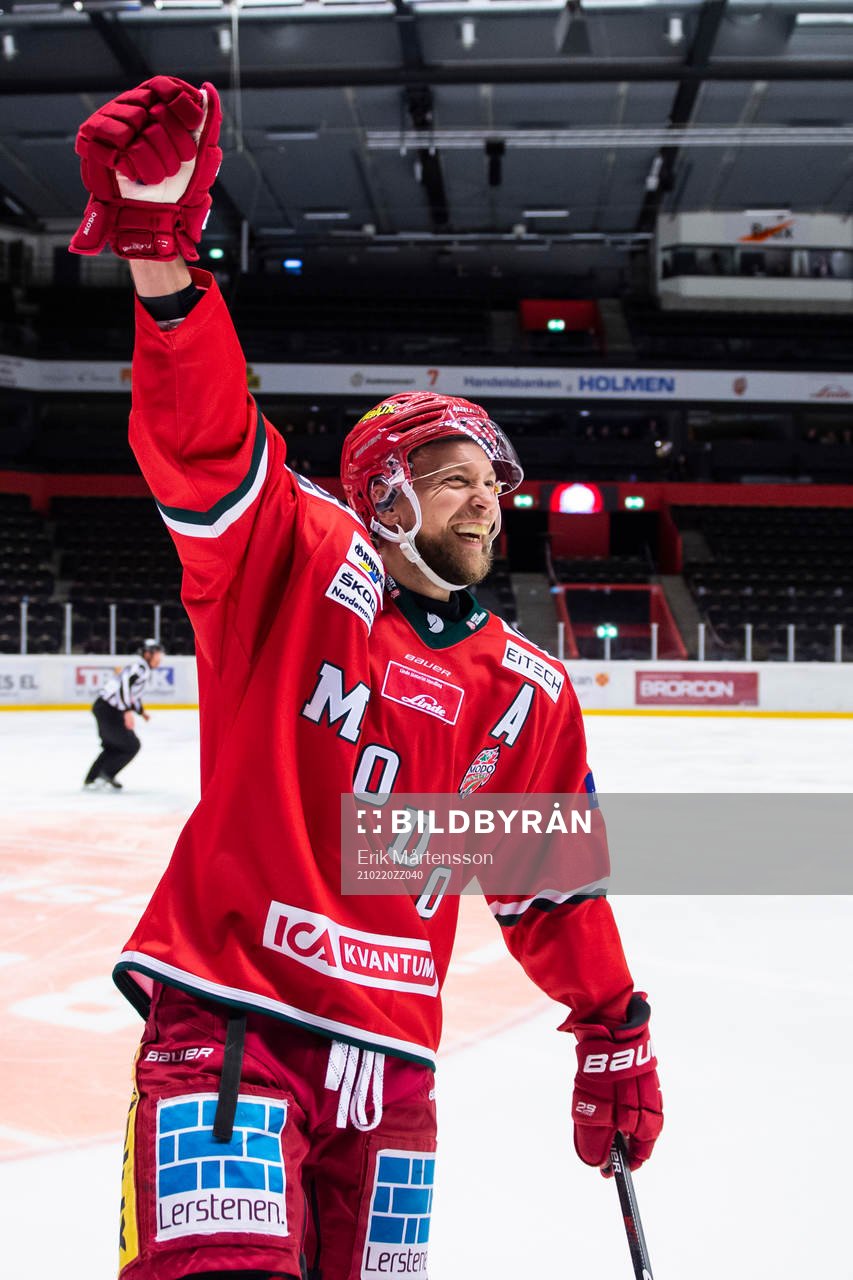 Modos Johan Harju jublar