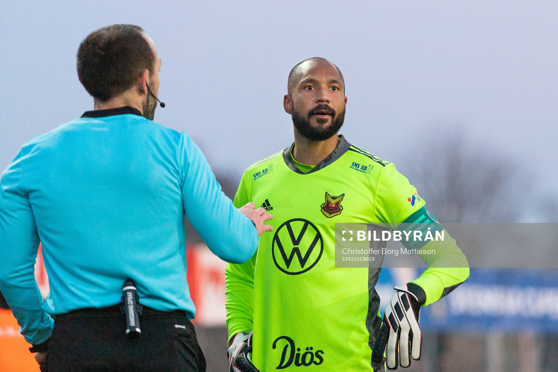 Östersunds målvakt Aly Keita reagerar mot publiken