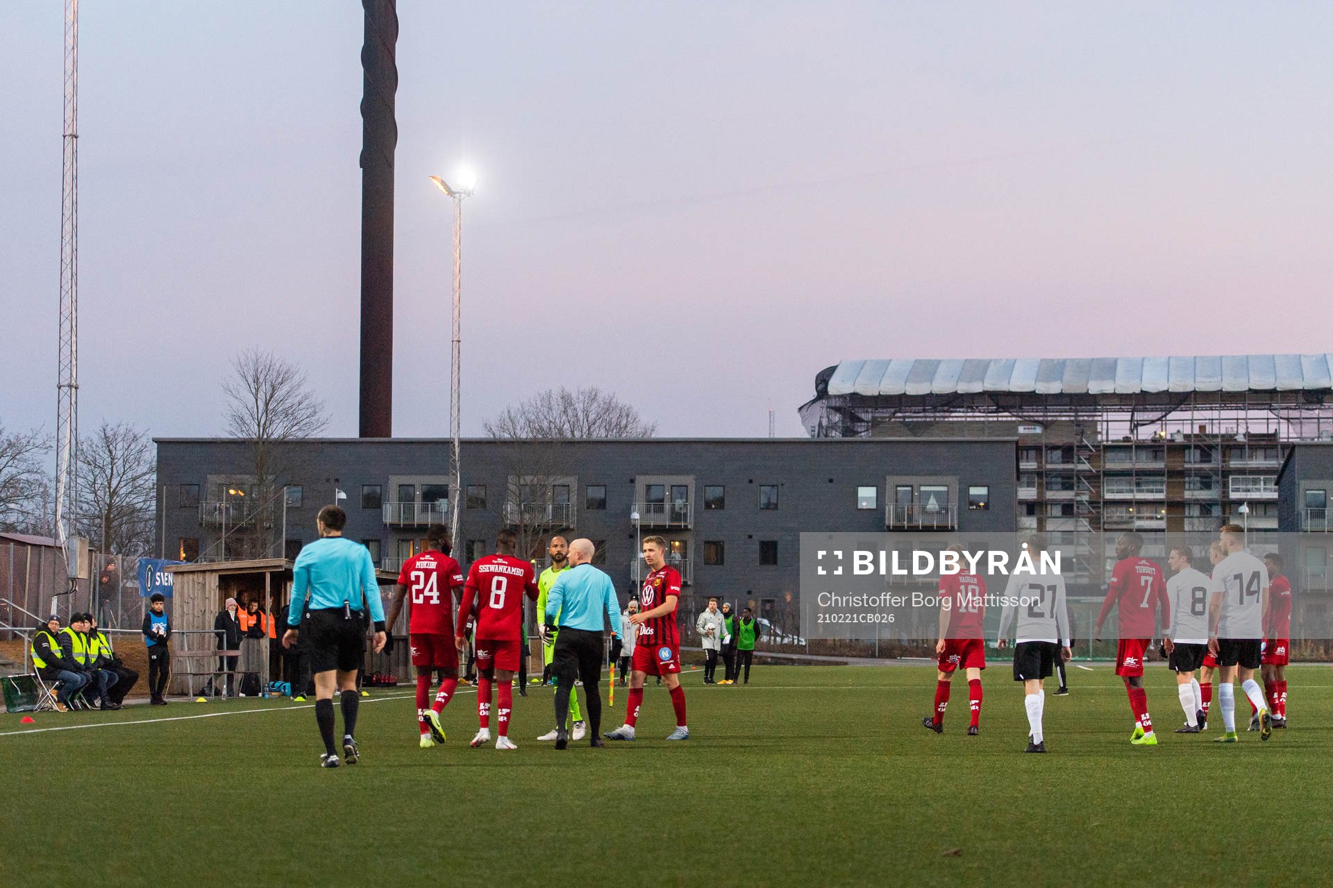 Spelarna ombeds lämna plan av domarna