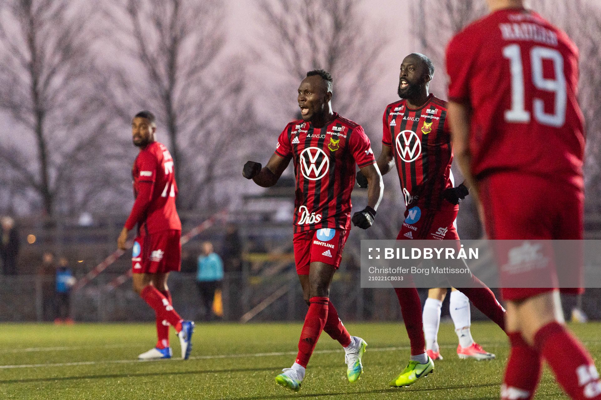 Östersunds Samuel Laryea Mensiro och Ronald Mukiibi jublar