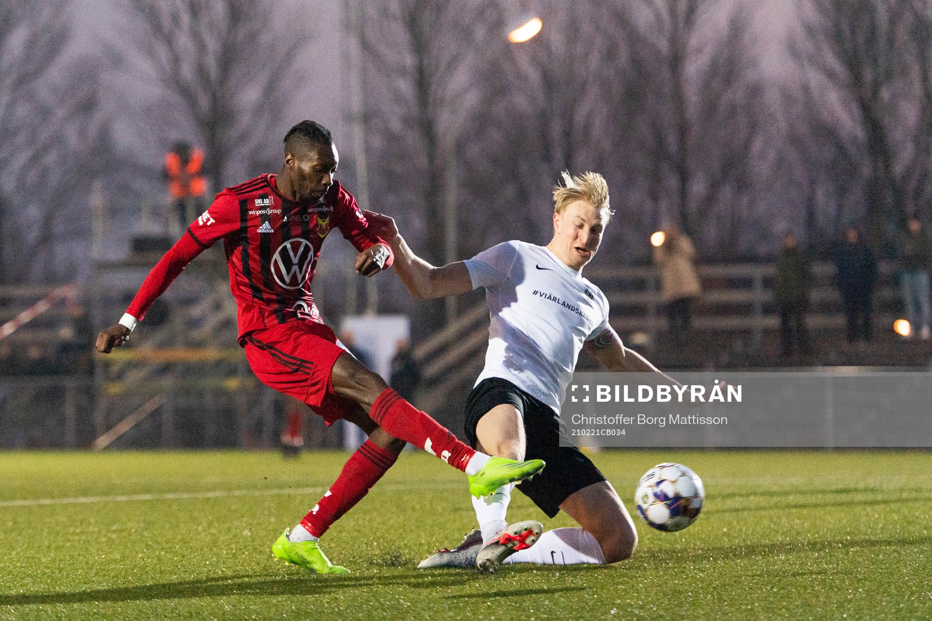 Östersunds Blair Sebastian Turgott och Landskronas Viktor Wihlstrand under fotbollsmatchen i Svenska Cupen mellan Landskrona och Östersund den 21 februari 2021 i Landskrona.