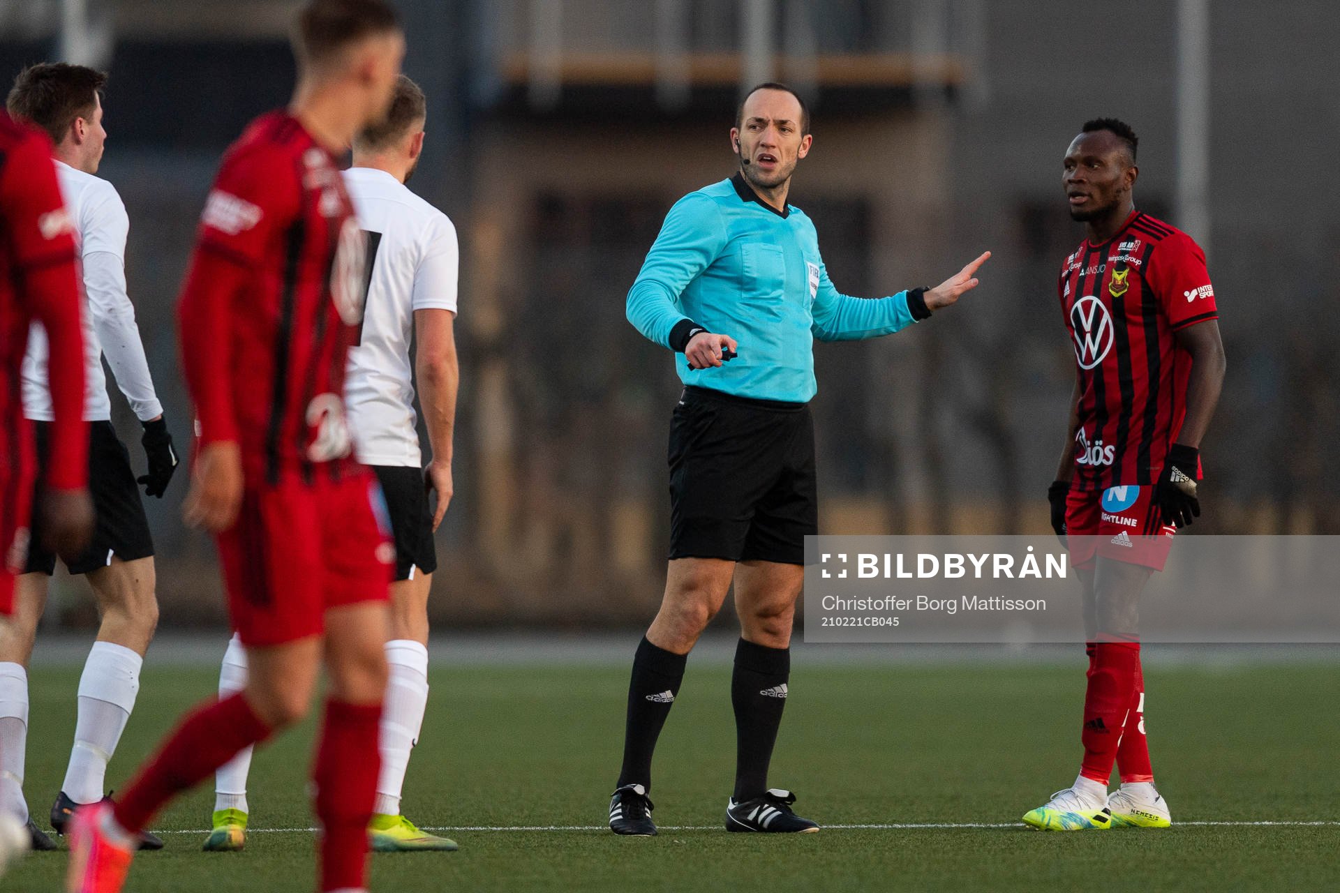 Domare Kaspar Sjöberg lugnar ner Östersunds Samuel Laryea