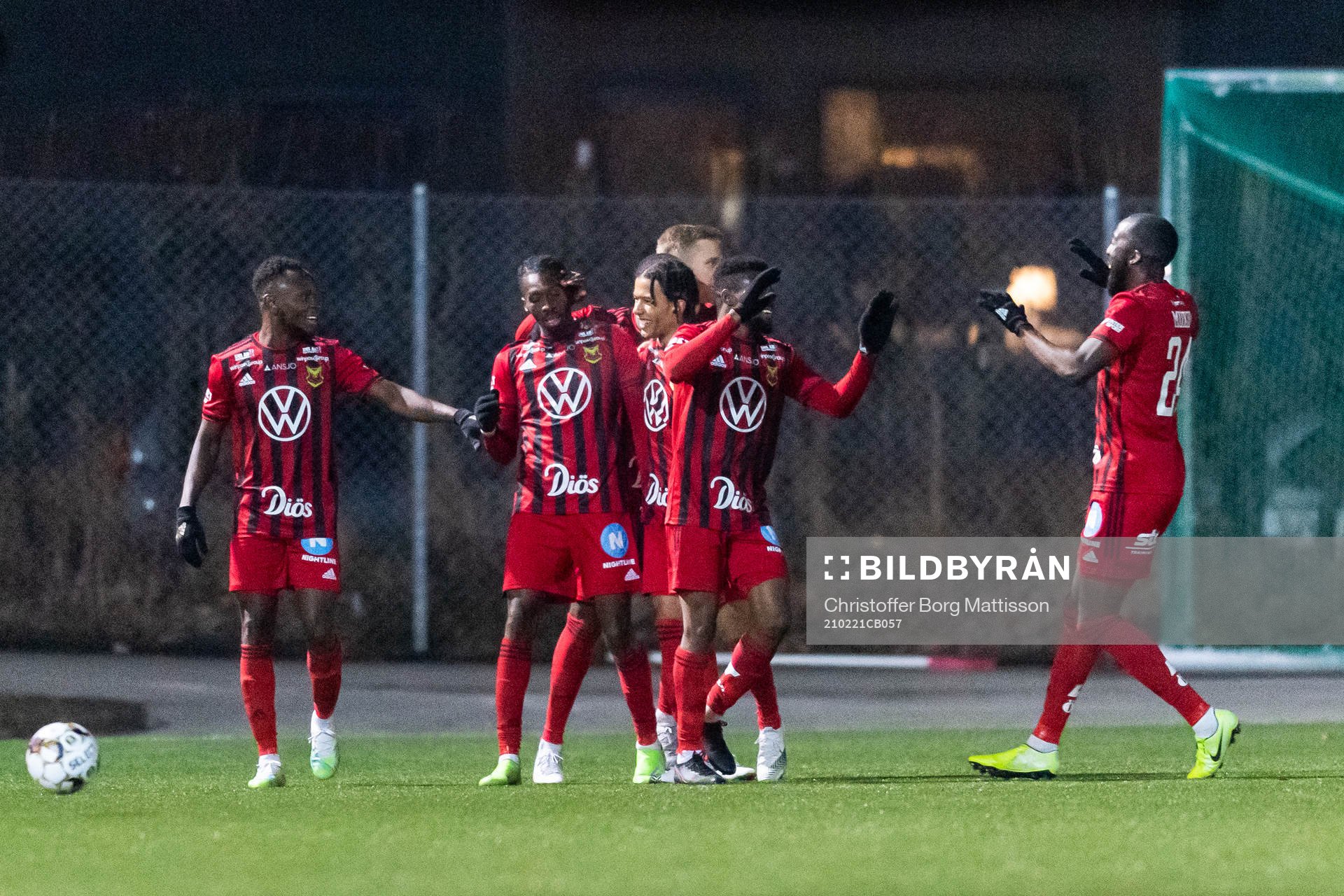 Östersunds Blair Sebastian Turgott jublar med lagkamrater