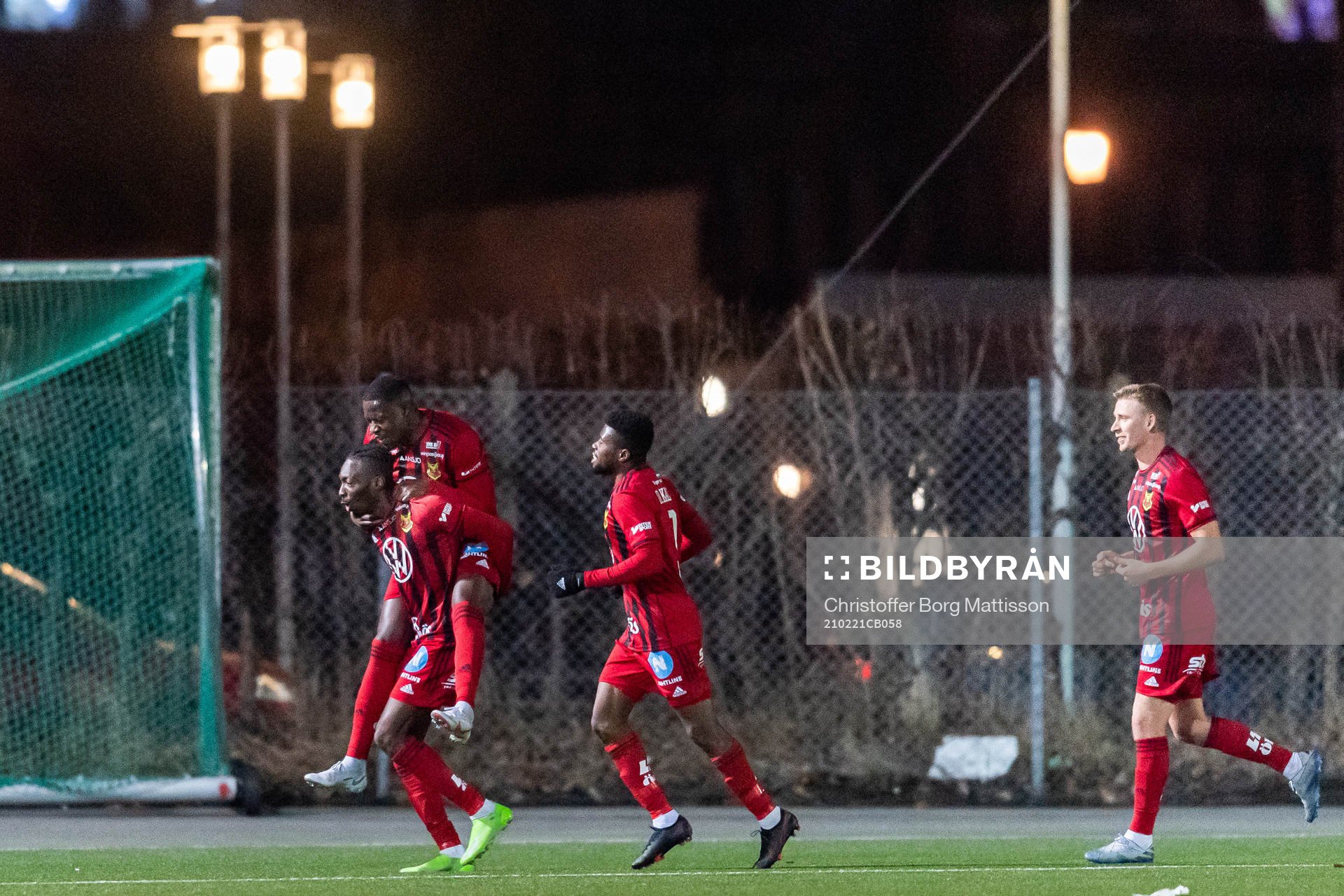 Östersunds Blair Sebastian Turgott jublar med lagkamrater