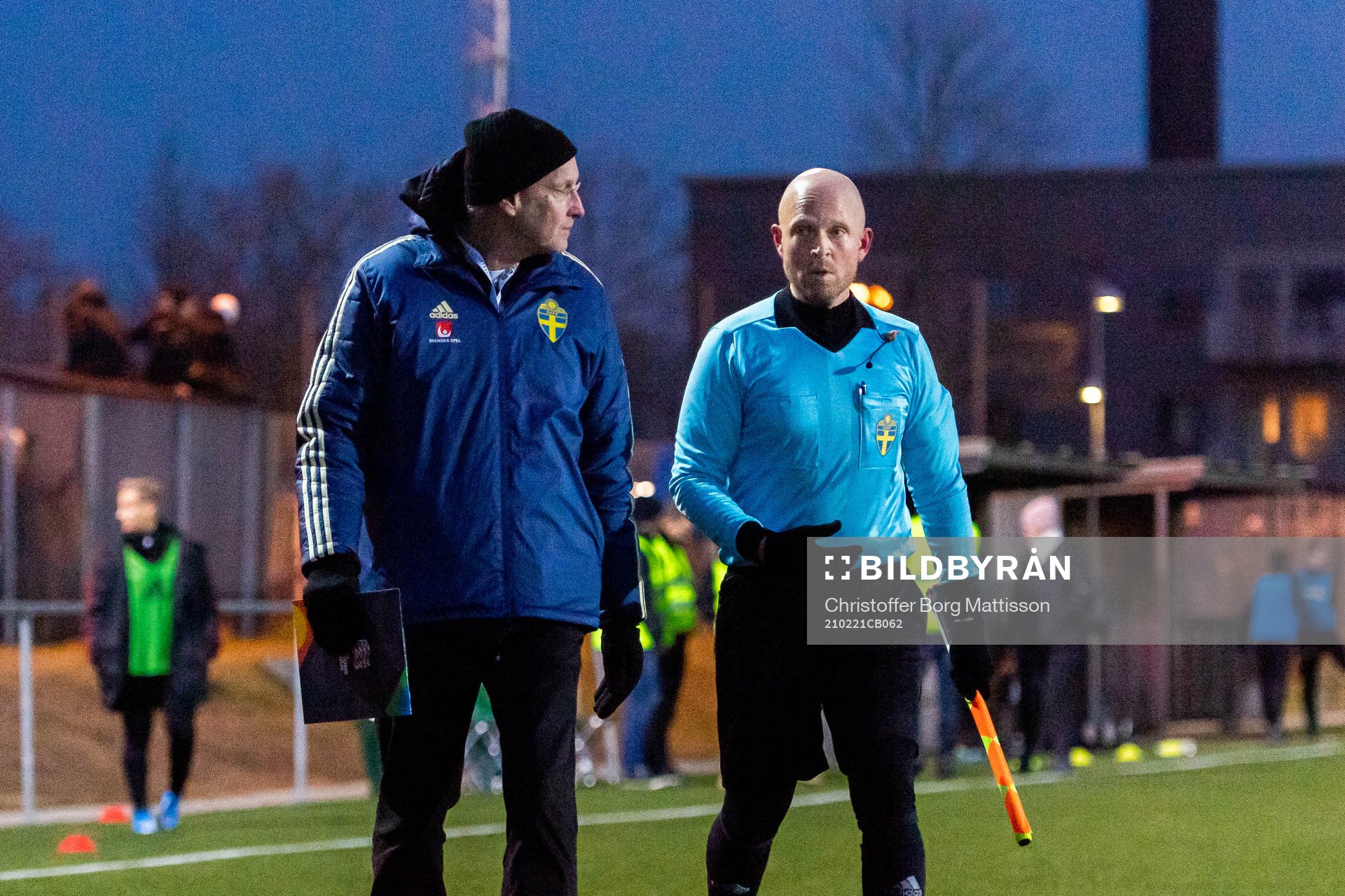 En representant från fotbollsförbundet med assisterande