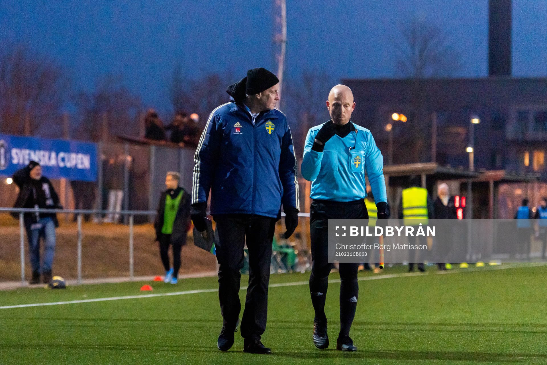 En representant från fotbollsförbundet med assisterande