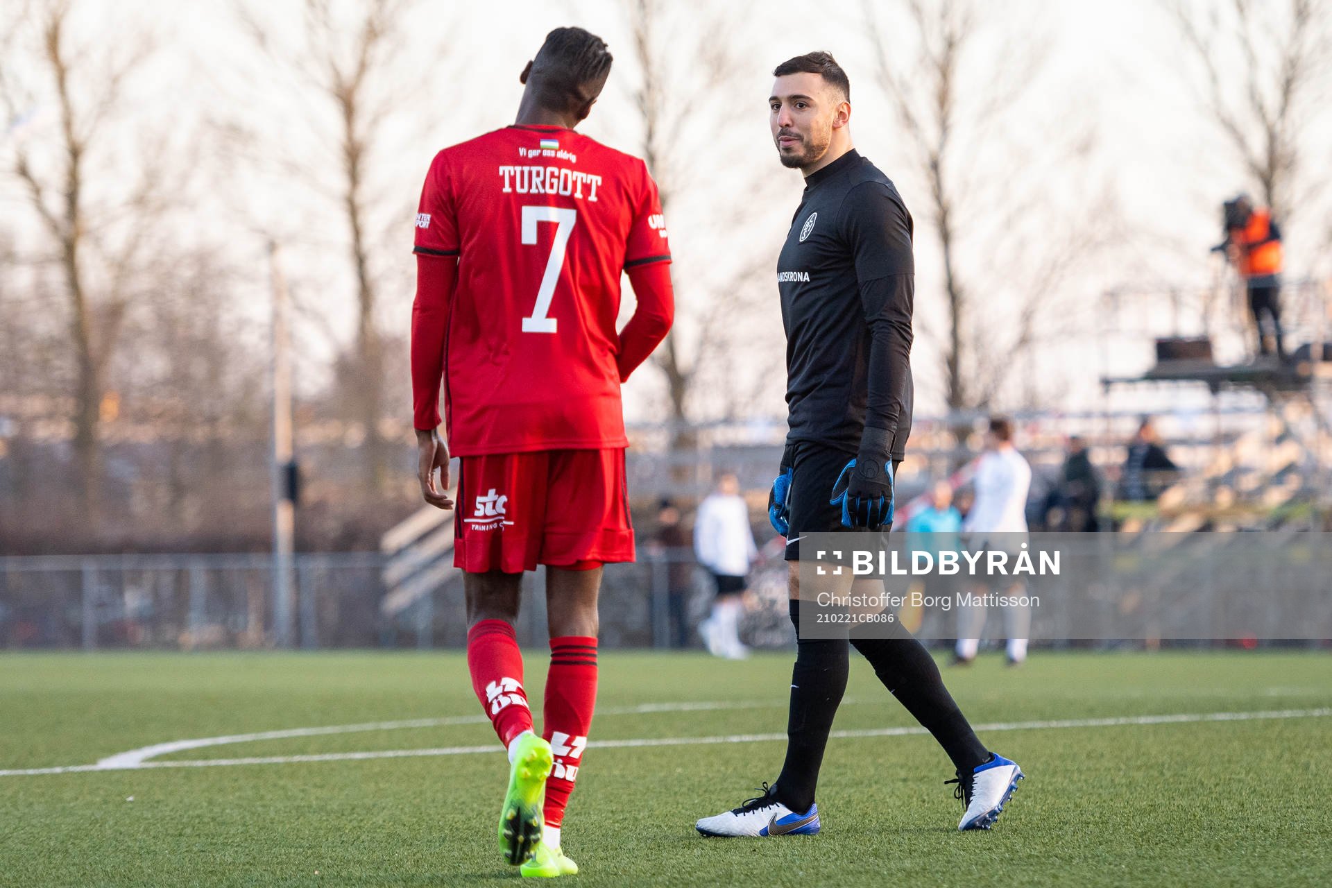 Landskronas målvakt Amr Kaddoura i samtal med Östersunds