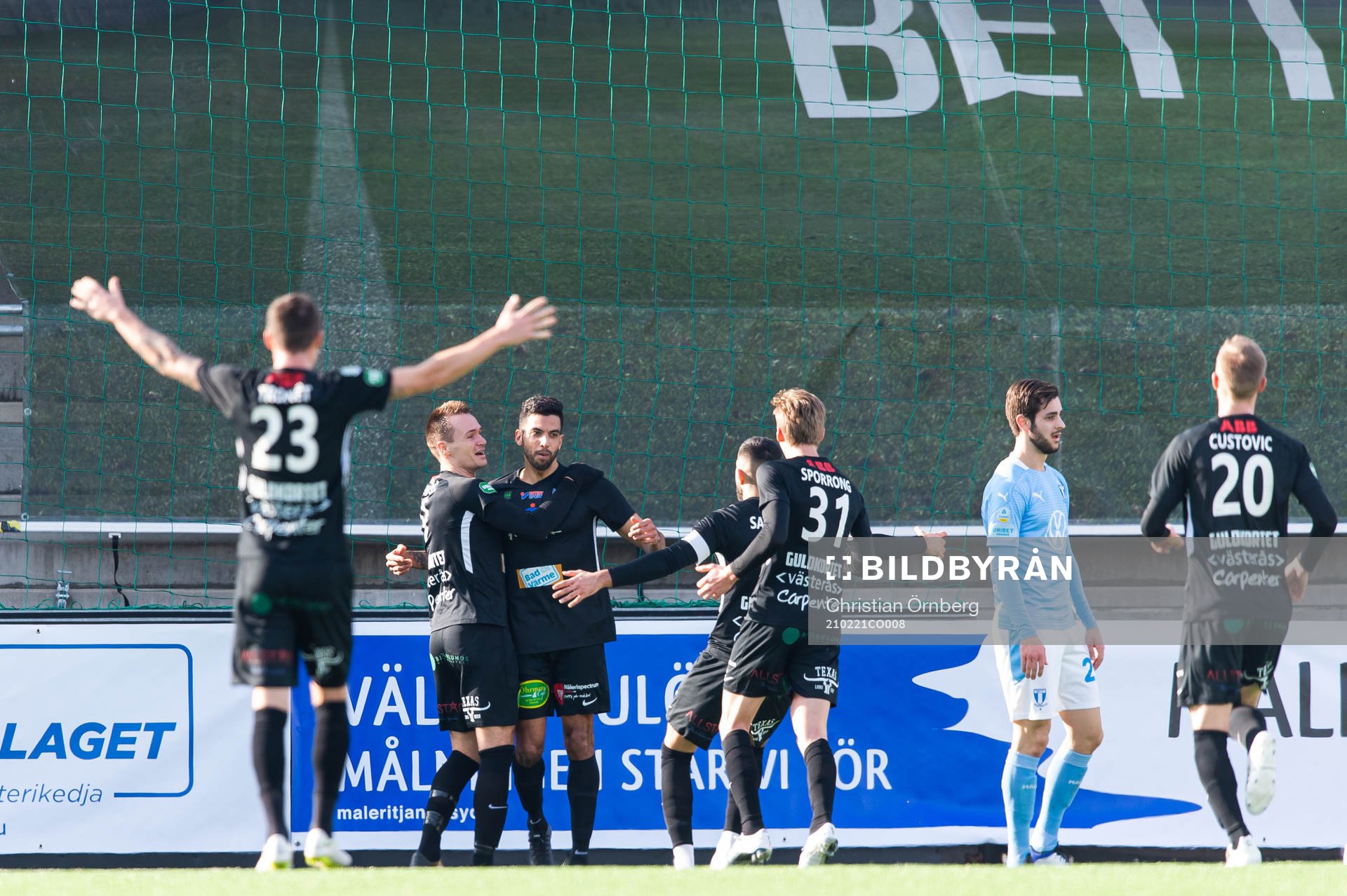 Västerås Pedro Ribeiro jublar med lagkamrater