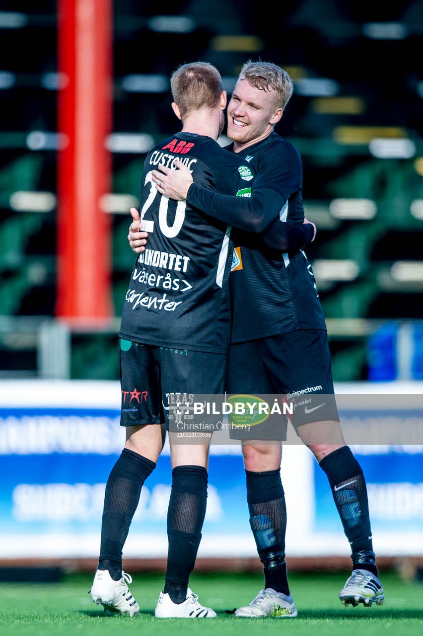 Västerås Kevin Custovic och Simon Johansson jublar