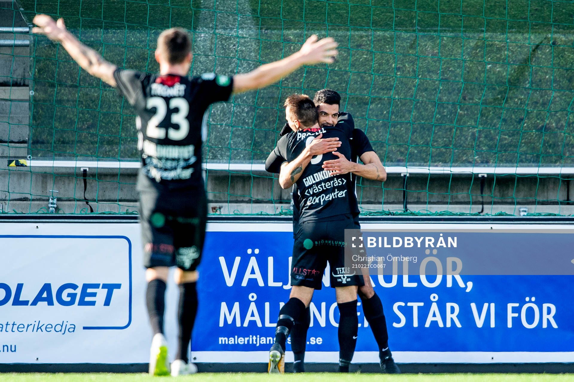 Västerås Pedro Ribeiro jublar med Viktor Prodell och