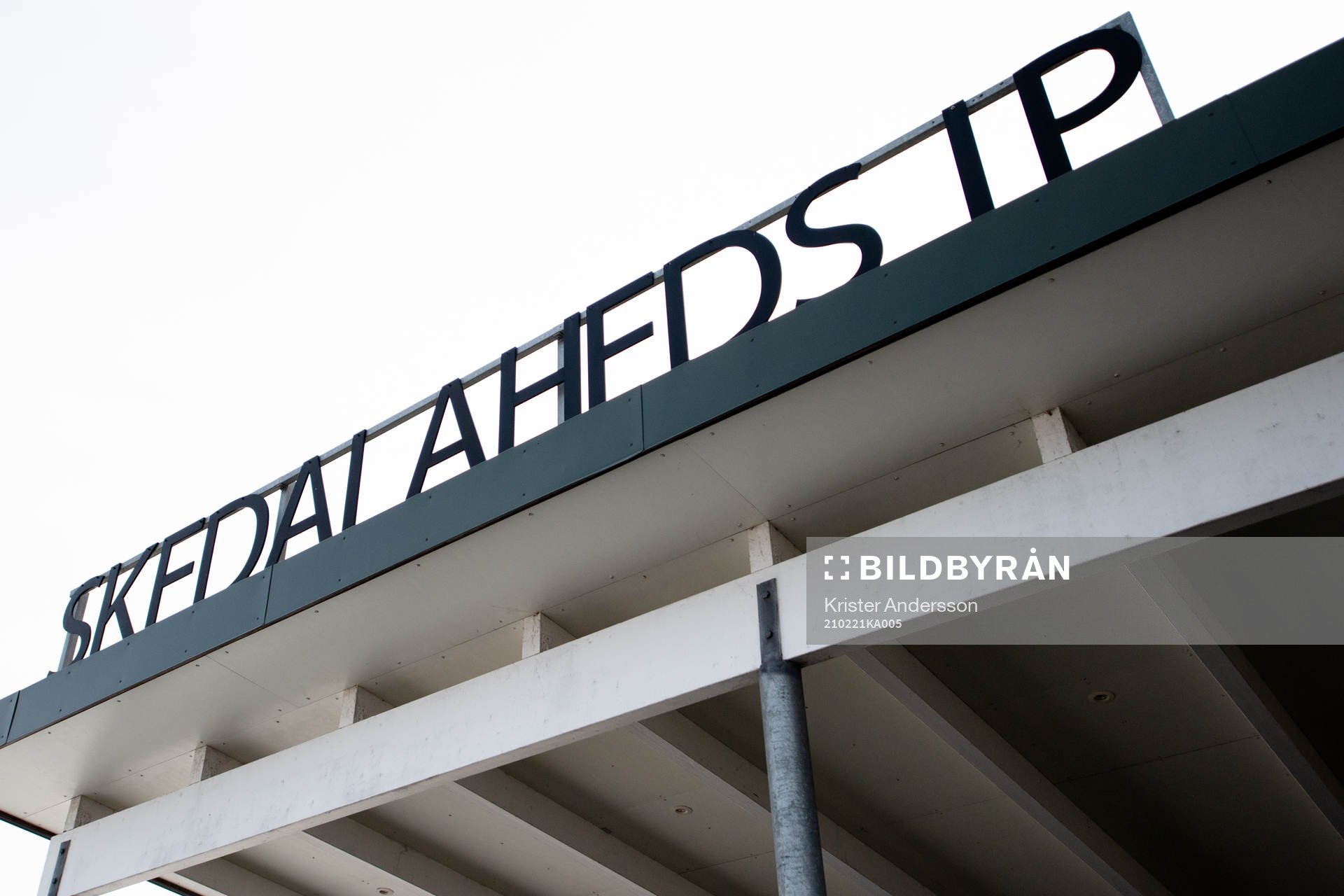 Entren till Skedalaheds IP före fotbollsmatchen i Svenska