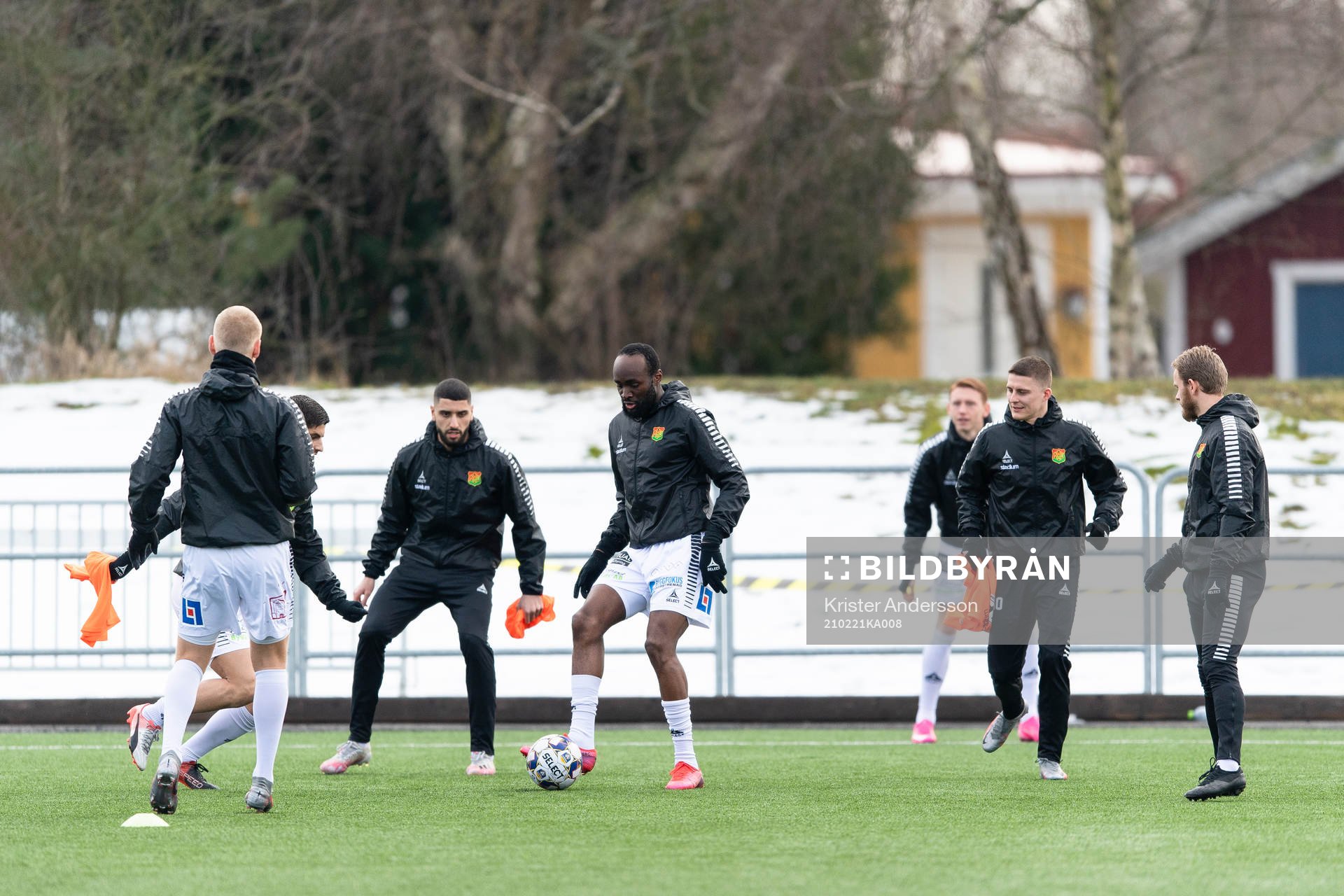 GAIS spelare värmer före fotbollsmatchen i Svenska Cupen