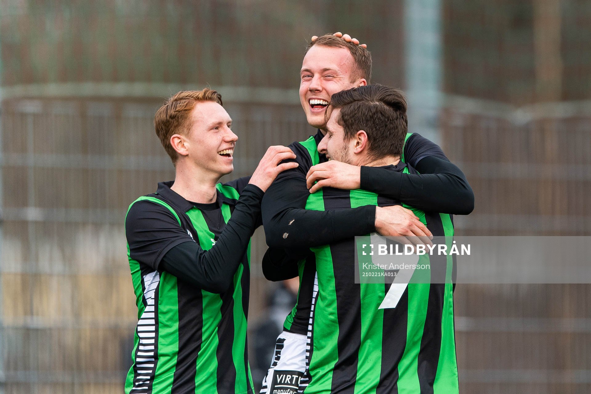 GAIS Daniel Sterner jublar med lagkamrater