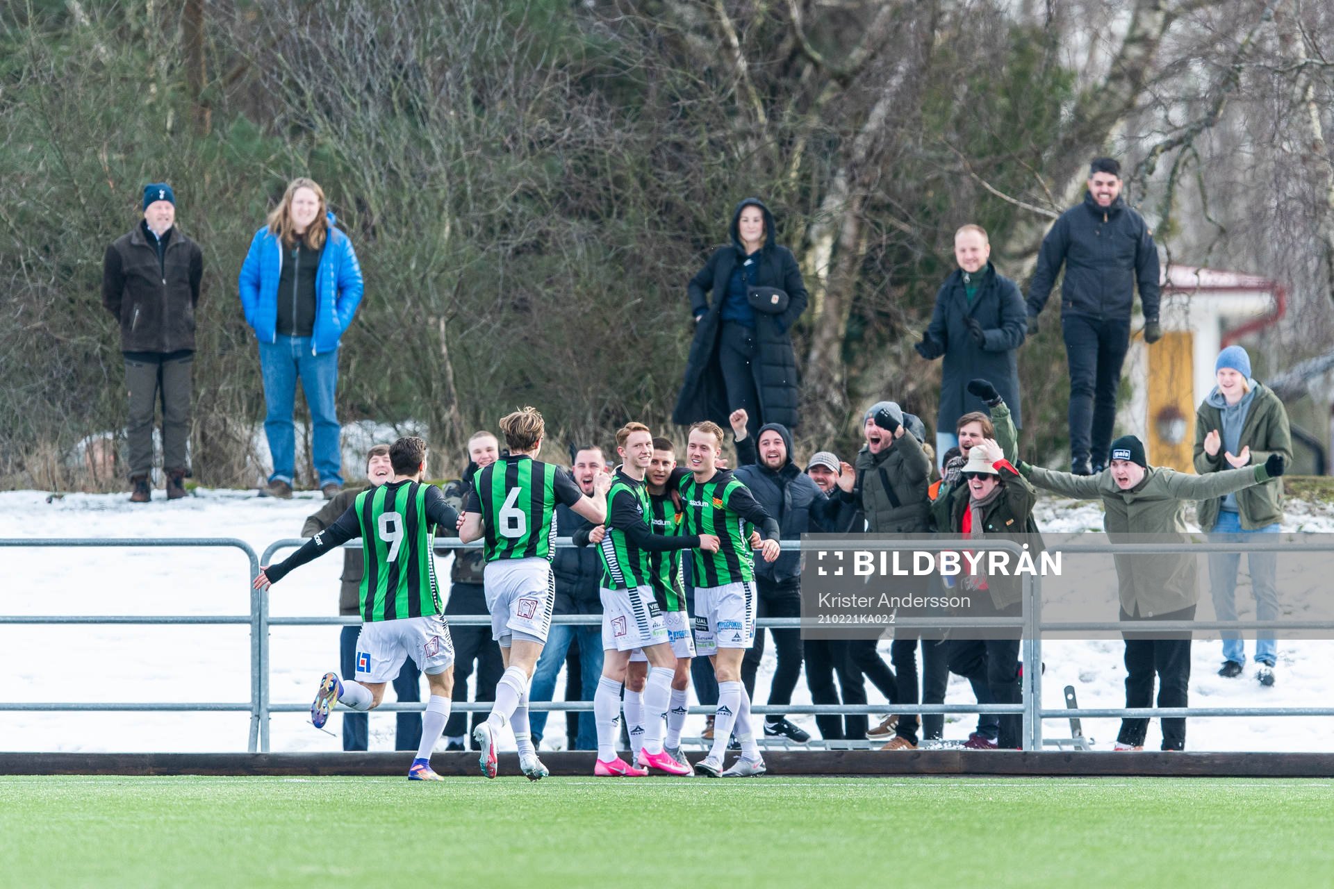 GAIS Johan Andersson jublar med lagkamrater efter 0-2 under fotbollsmatchen i Svenska Cupen mellan Halmstad och GAIS den 21 februari 2021 i Halmstad.