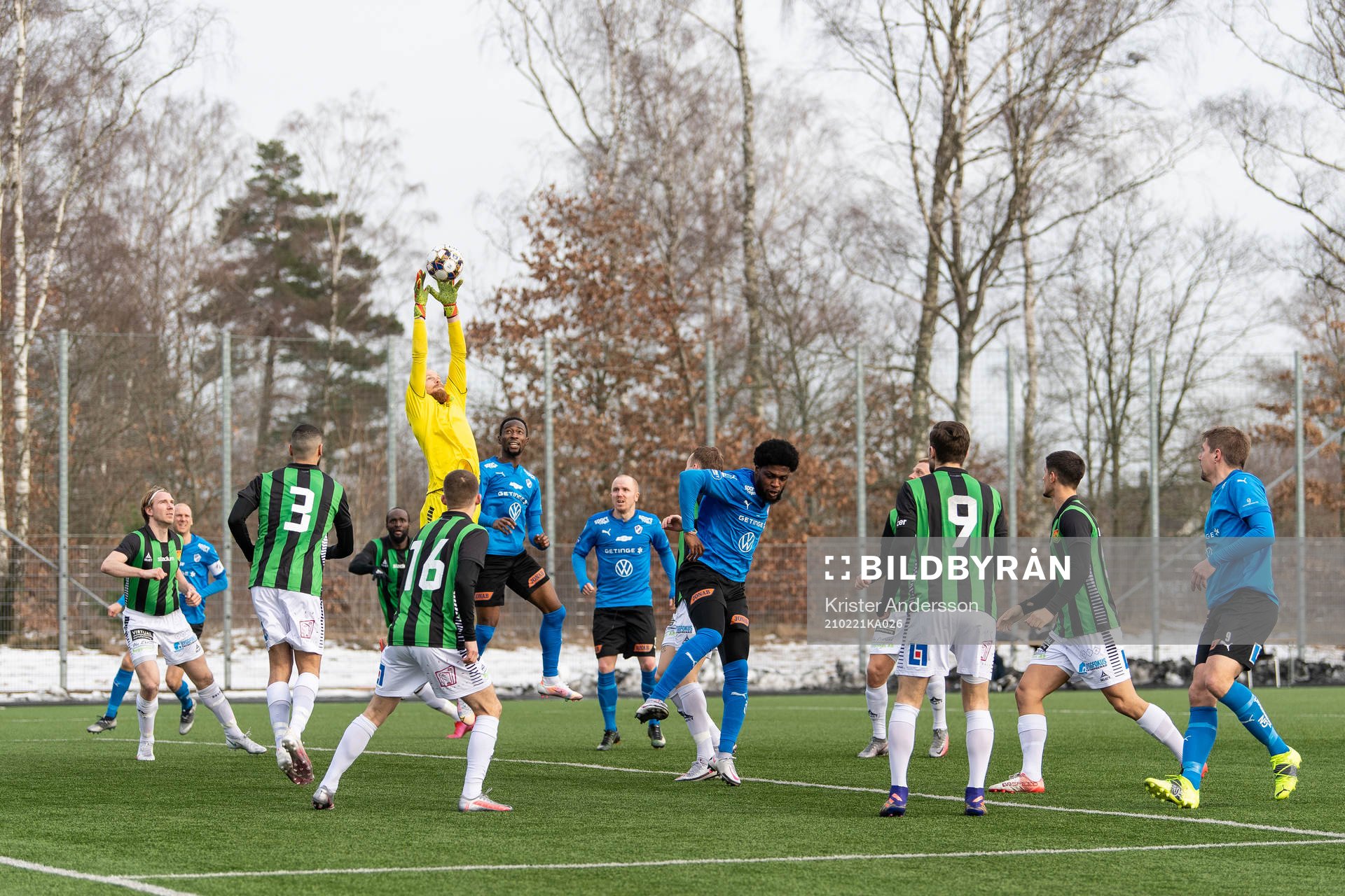 GAIS målvakt Mathias Karlsson plockar ner bollen