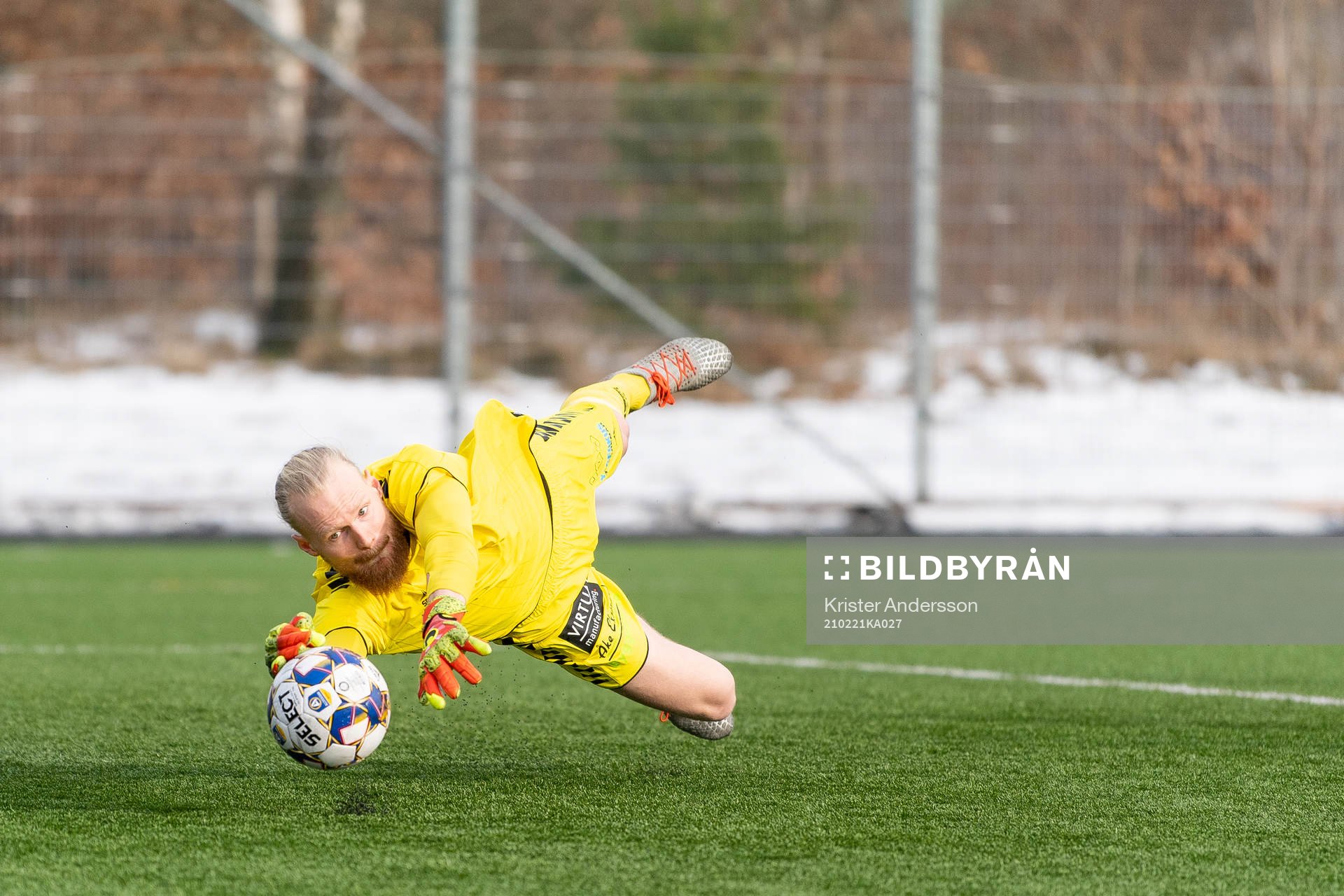 GAIS målvakt Mathias Karlsson med en räddning