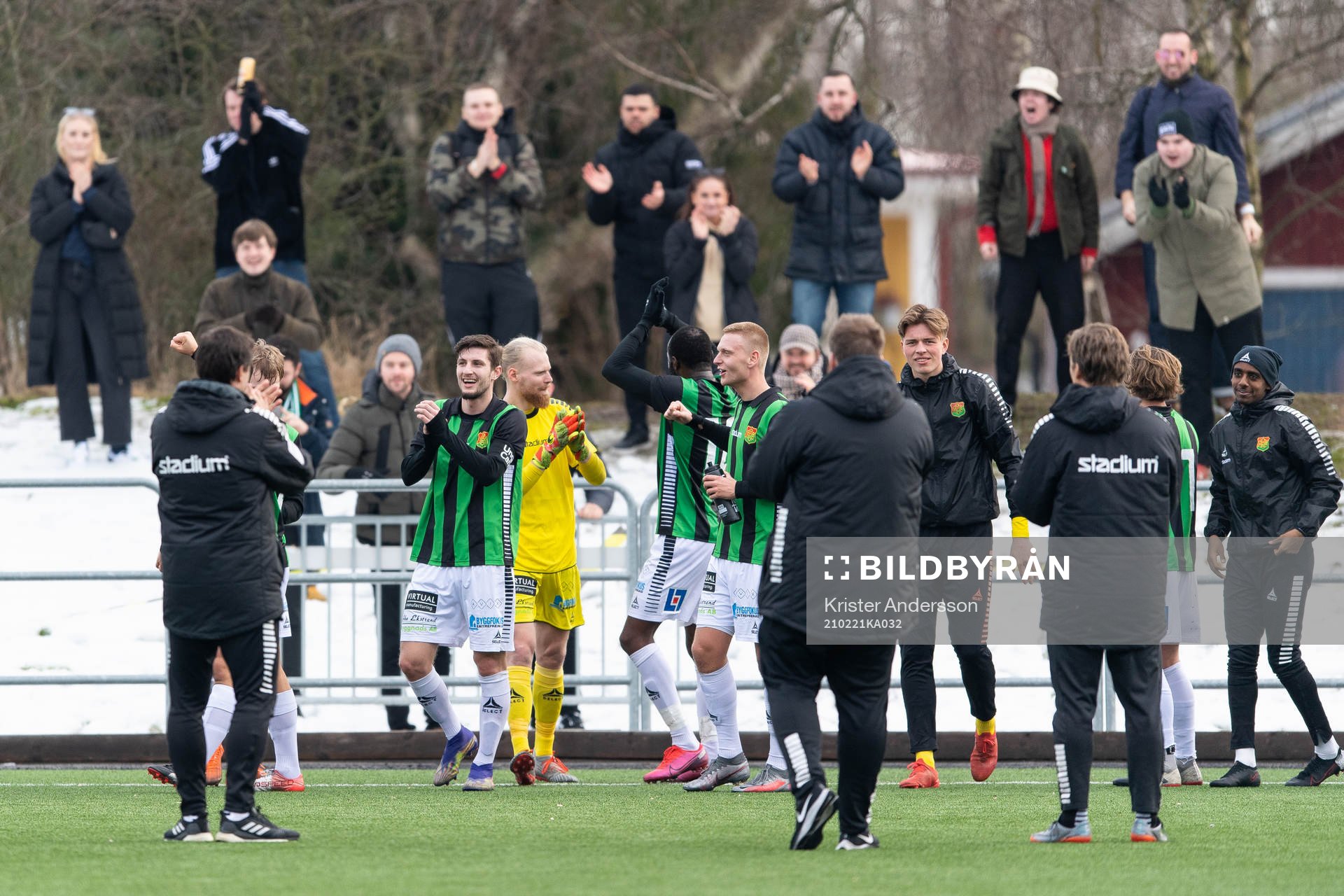 GAIS spelare tackar publiken utanför området efter fotbollsmatchen i Svenska Cupen mellan Halmstad och GAIS den 21 februari 2021 i Halmstad.