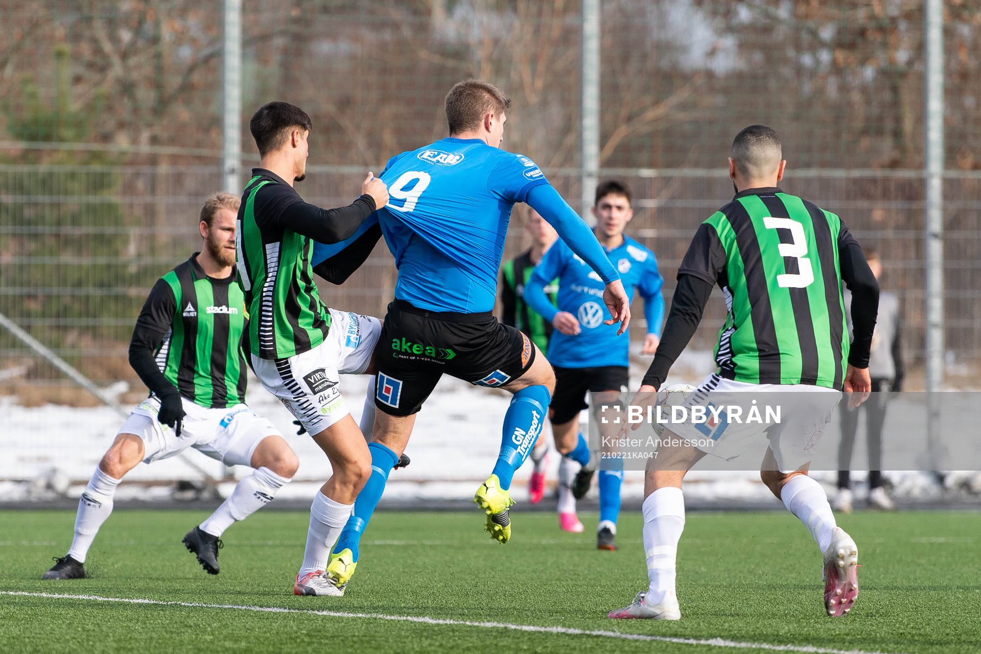 GAIS Emin Grozdanic drar Halmstads Mikael Boman i tröjan