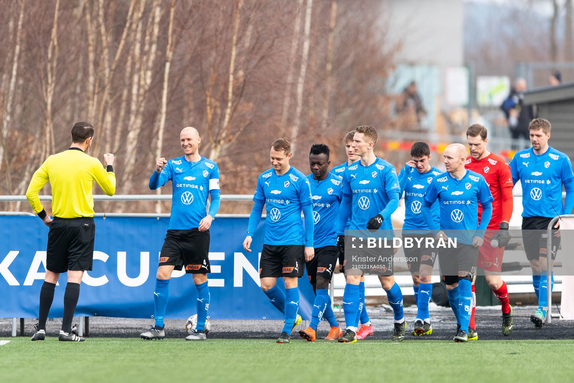 Halmstads spelare kommer in på planen före