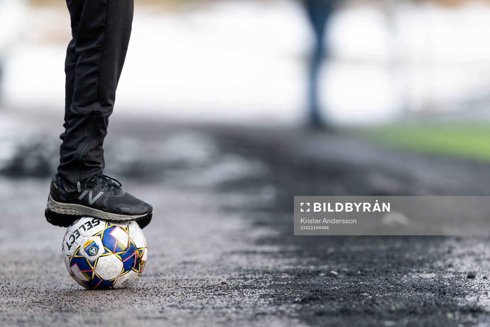 Bollkalle som står på en fotboll