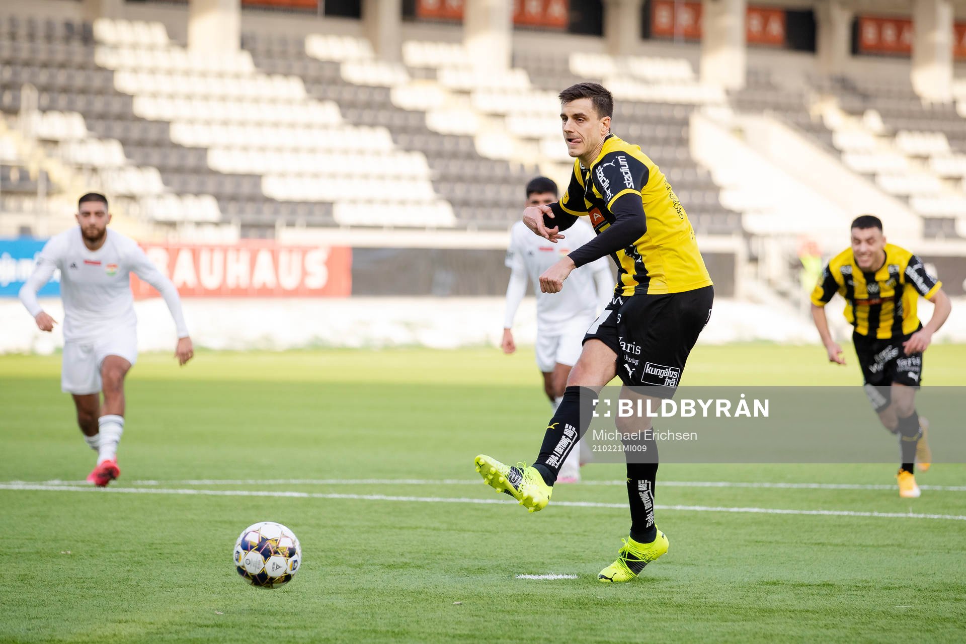 Häckens Alexander Jeremejeff skjuter 2-0 på straff under fotbollsmatchen i Svenska Cupen mellan Häcken och Dalkurd den 21 februari 2021 i Göteborg.