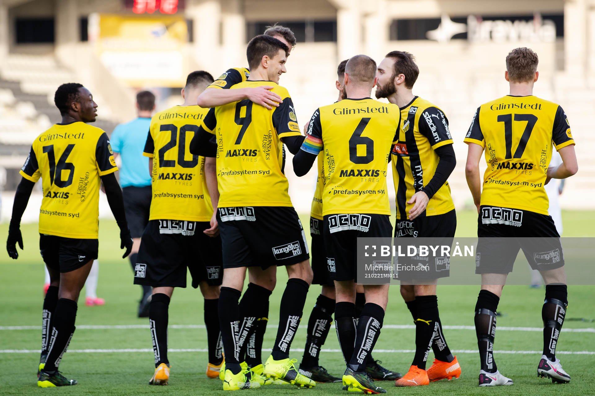 Häckens Alexander Jeremejeff  jublar med lagkamrater