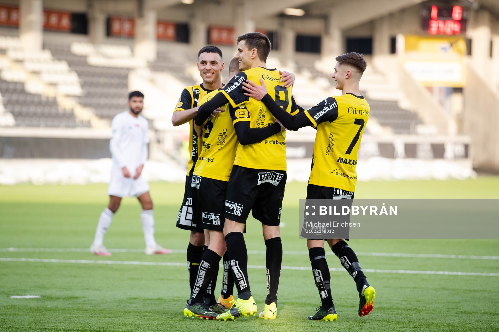 Häckens Alexander Jeremejeff  jublar med lagkamrater
