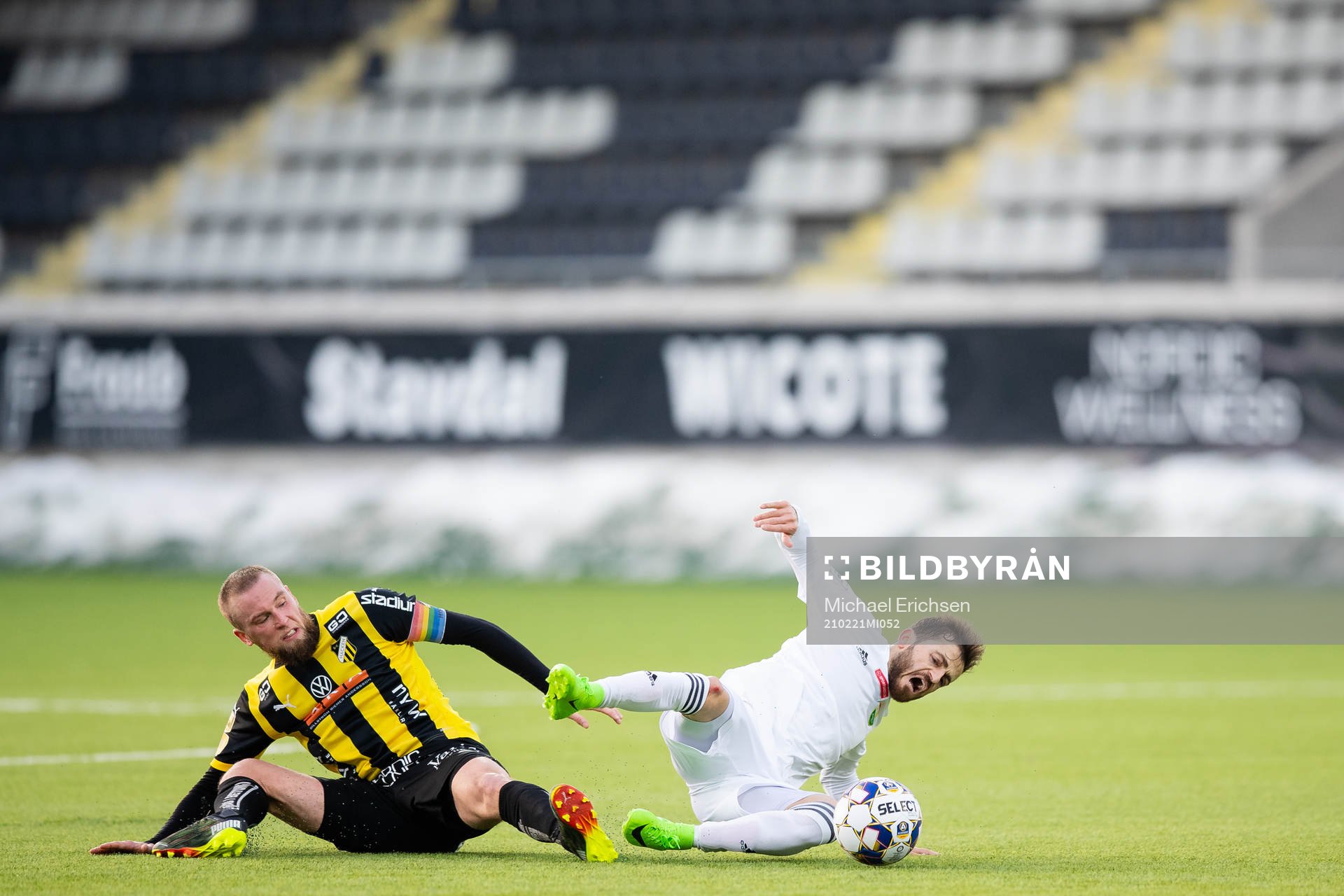 Häckens Alexander Faltsetas fäller Dalkurds Haron Ahmed