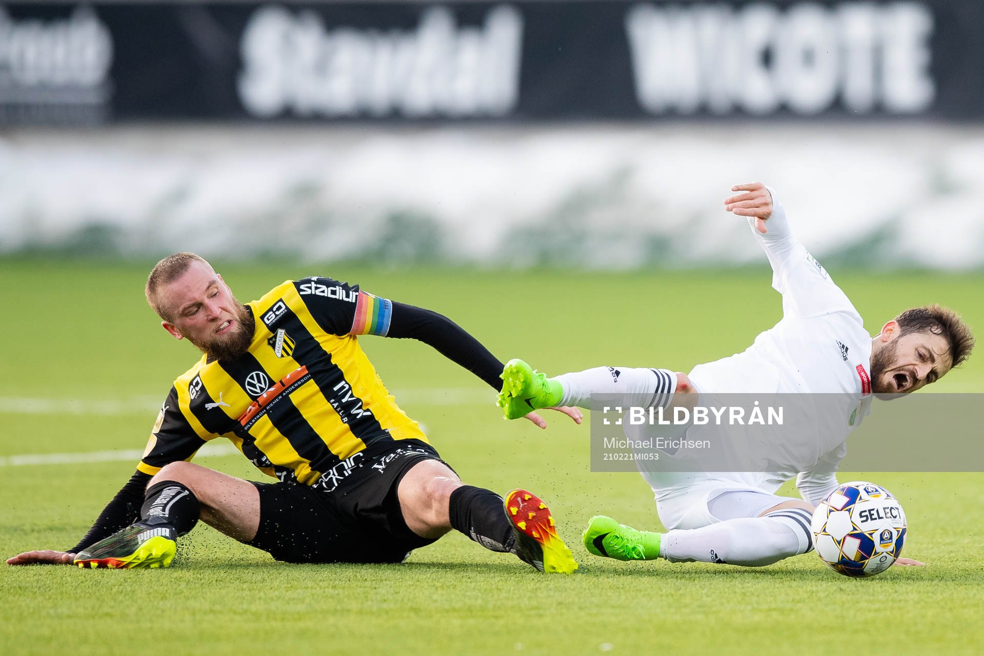 Häckens Alexander Faltsetas fäller Dalkurds Haron Ahmed