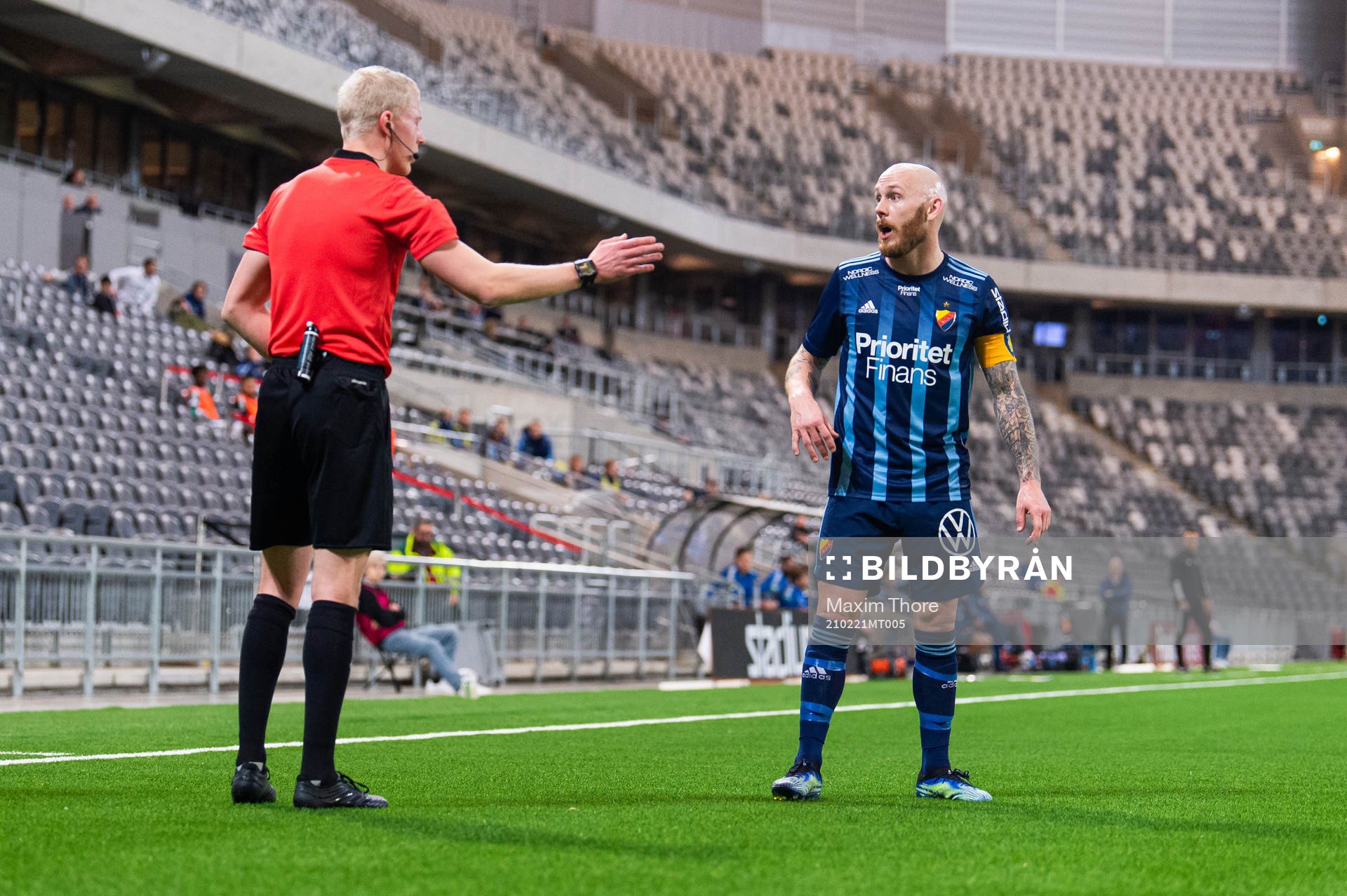 Domare Adam Ladebäck diskuterar med Djurgårdens Magnus