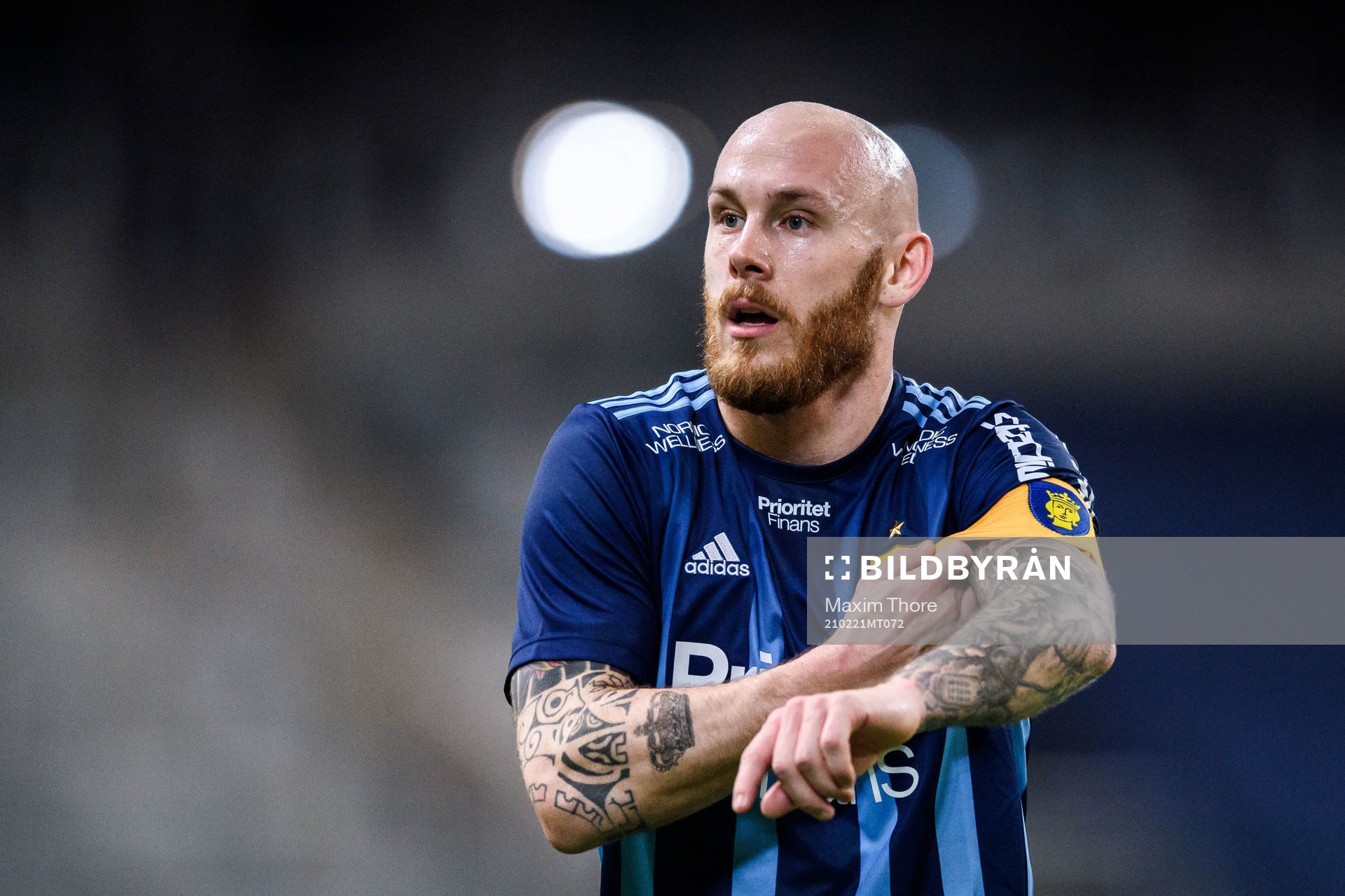Djurgårdens Magnus Eriksson rättar till sin kaptensbindel