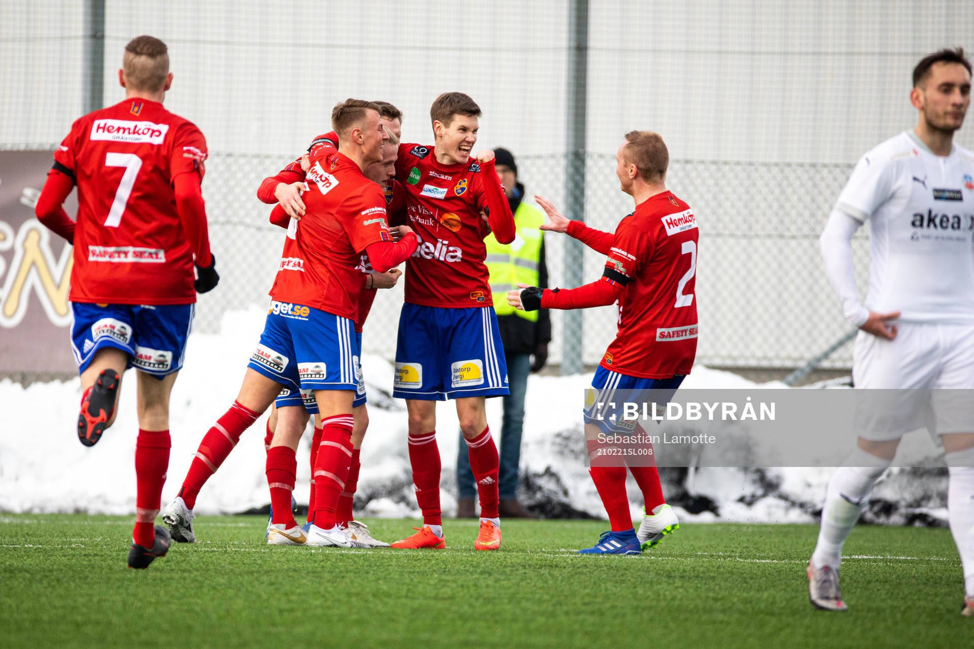 Gauthiods Jonatan har gjort 1-0 och jublar